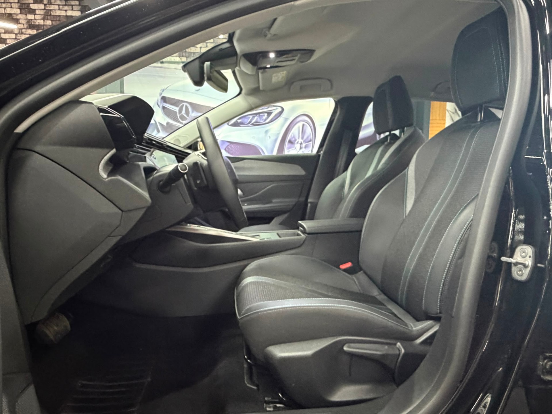 PEUGEOT 308 SW 1.2 HEV 145 Allure-image-8