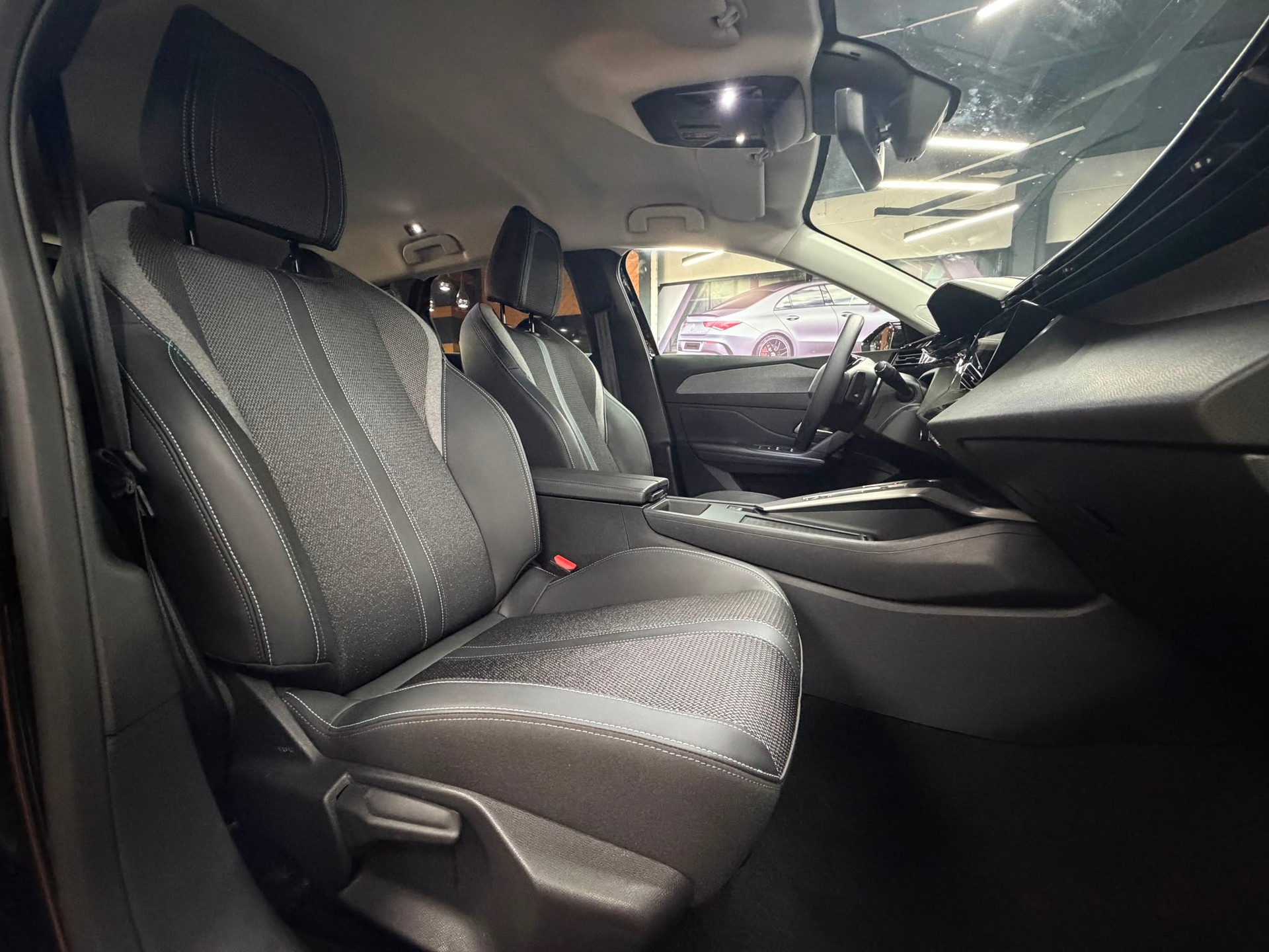 PEUGEOT 308 SW 1.2 HEV 145 Allure-image-18