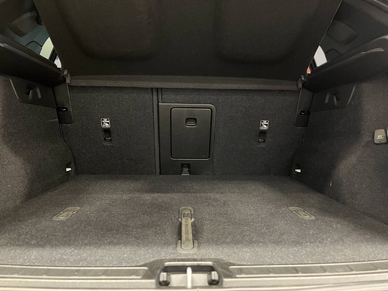 VOLVO XC40 P8 Twin R-Design AWD-image-12
