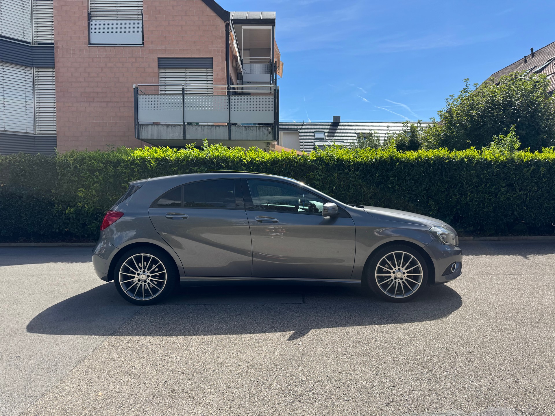 MERCEDES-BENZ A 220-image-1