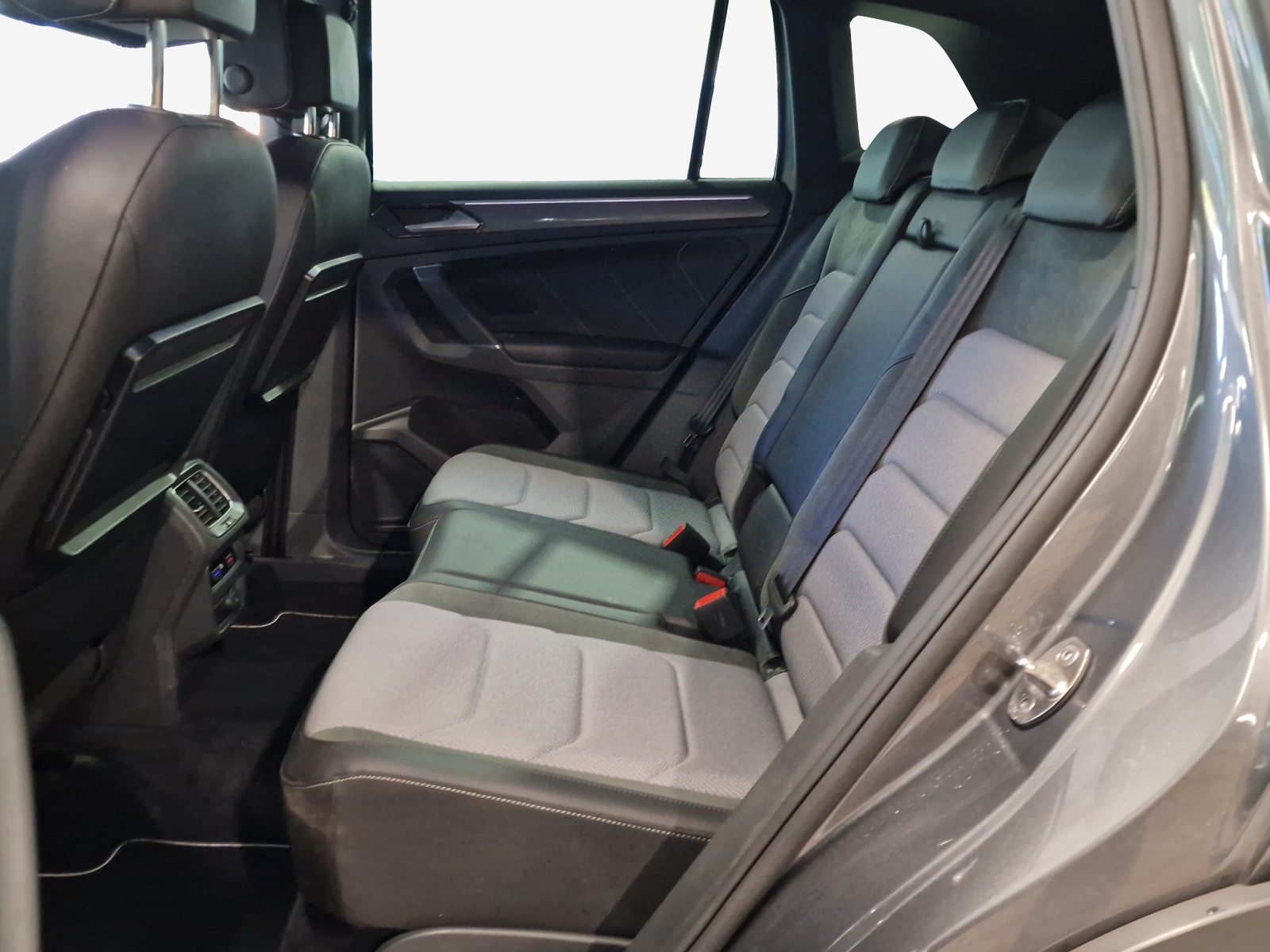 VW Tiguan 2.0 TDI SCR Highline 4Motion DSG-image-11