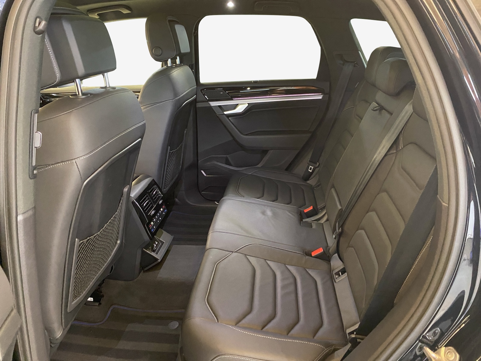 VW Touareg 3.0 TSI eHybrid R Tiptronic-image-12