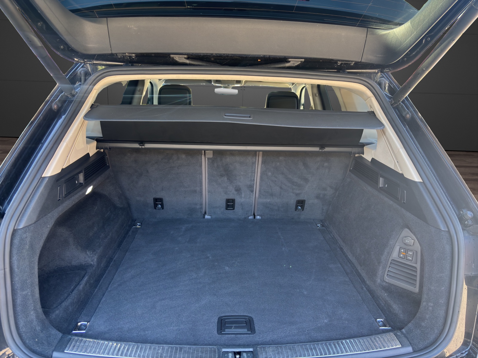 VW Touareg 3.0 TDI Atmosphere Tiptronic-image-12
