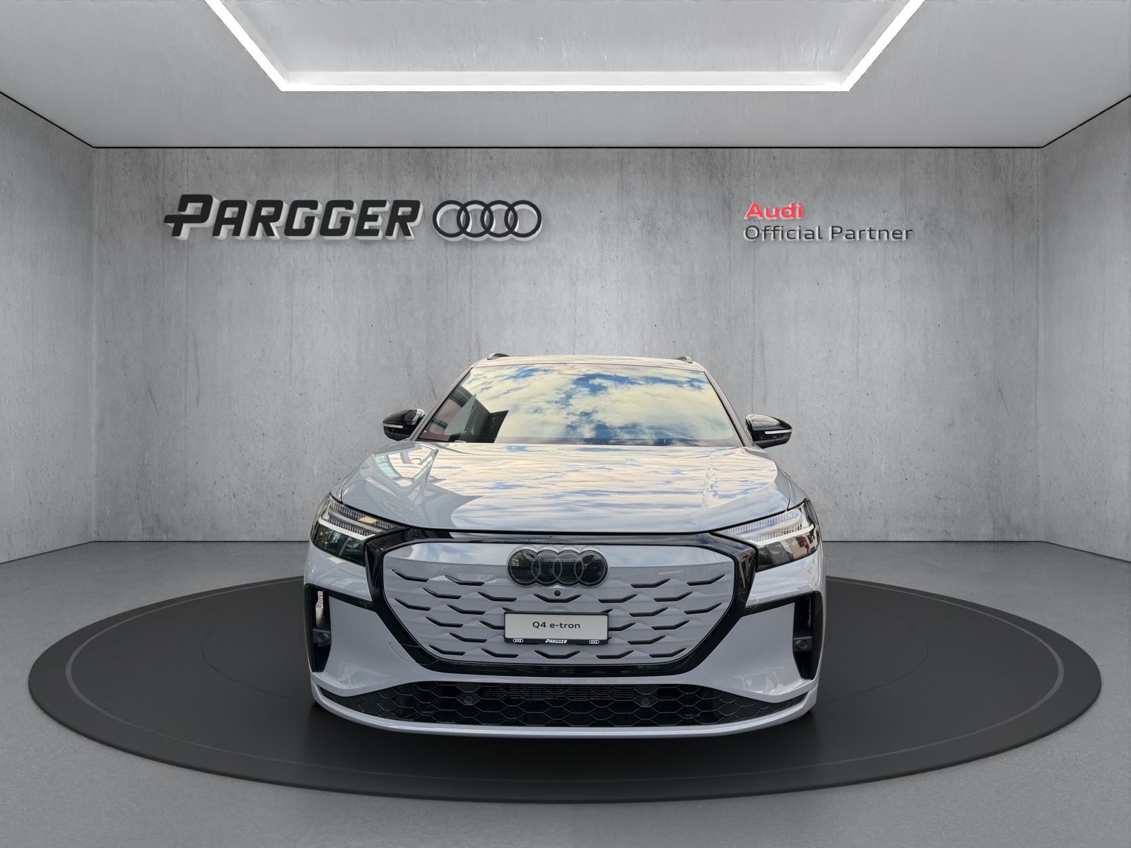 AUDI Q4 e-tron SUV quattro performance Swiss Ski-image-1