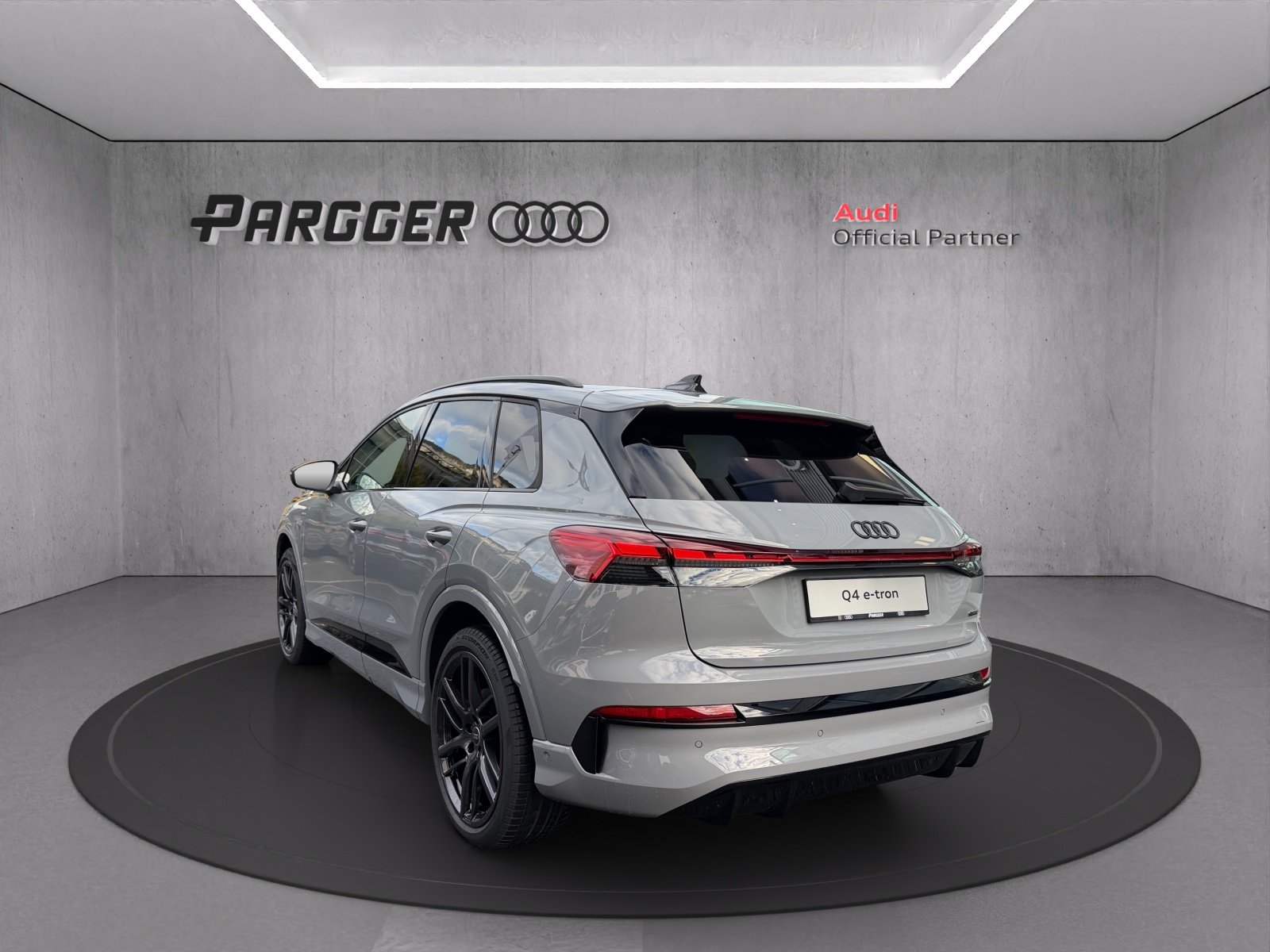 AUDI Q4 e-tron SUV quattro performance Swiss Ski-image-4