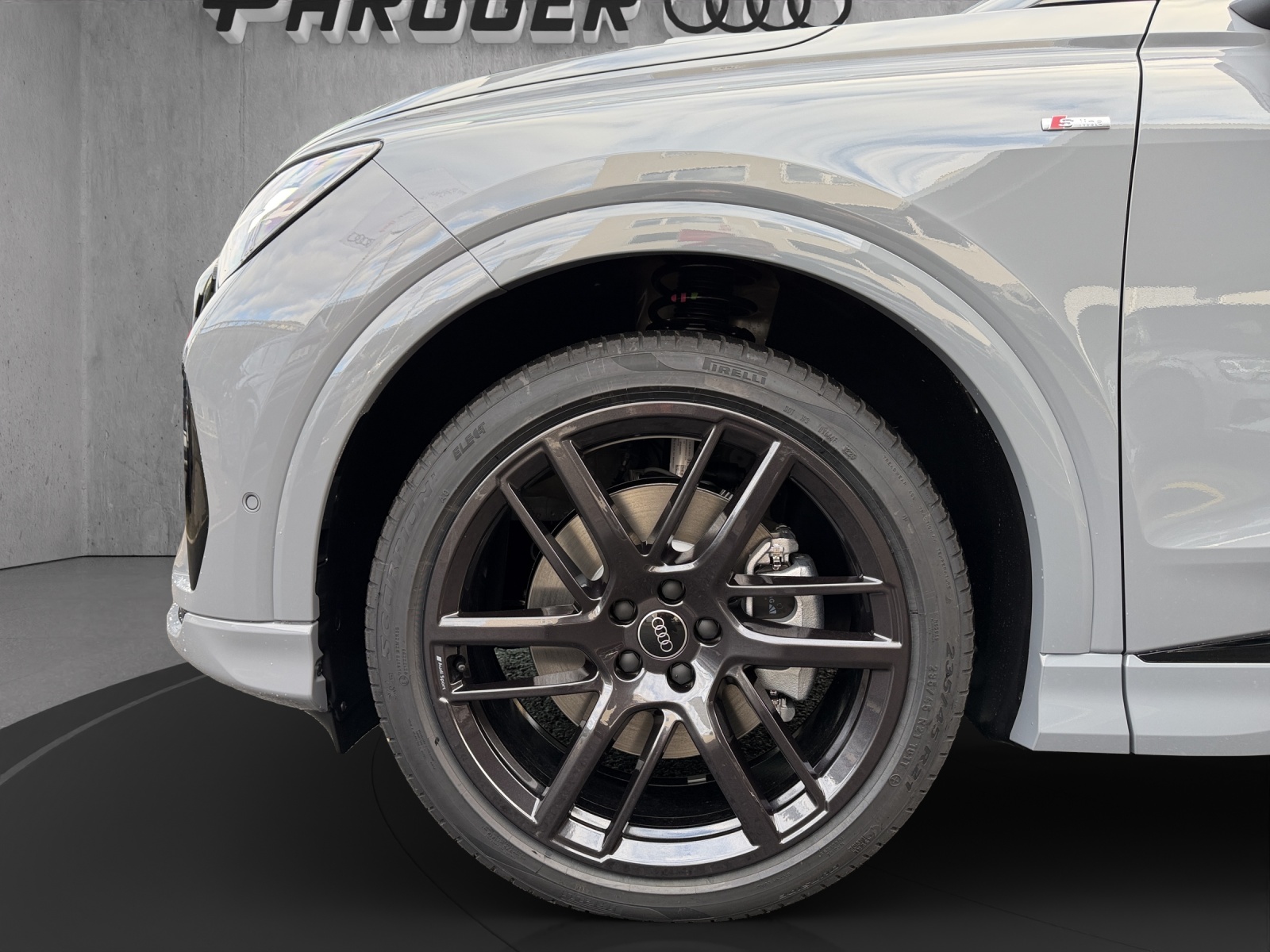 AUDI Q4 e-tron SUV quattro performance Swiss Ski-image-15