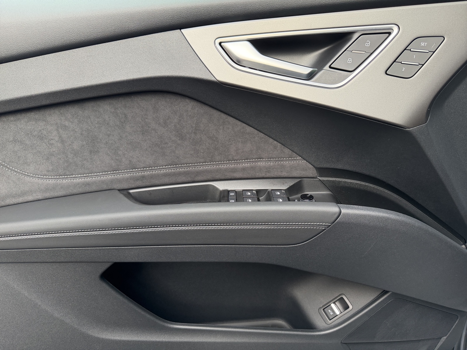 AUDI Q4 e-tron SUV quattro performance Swiss Ski-image-8