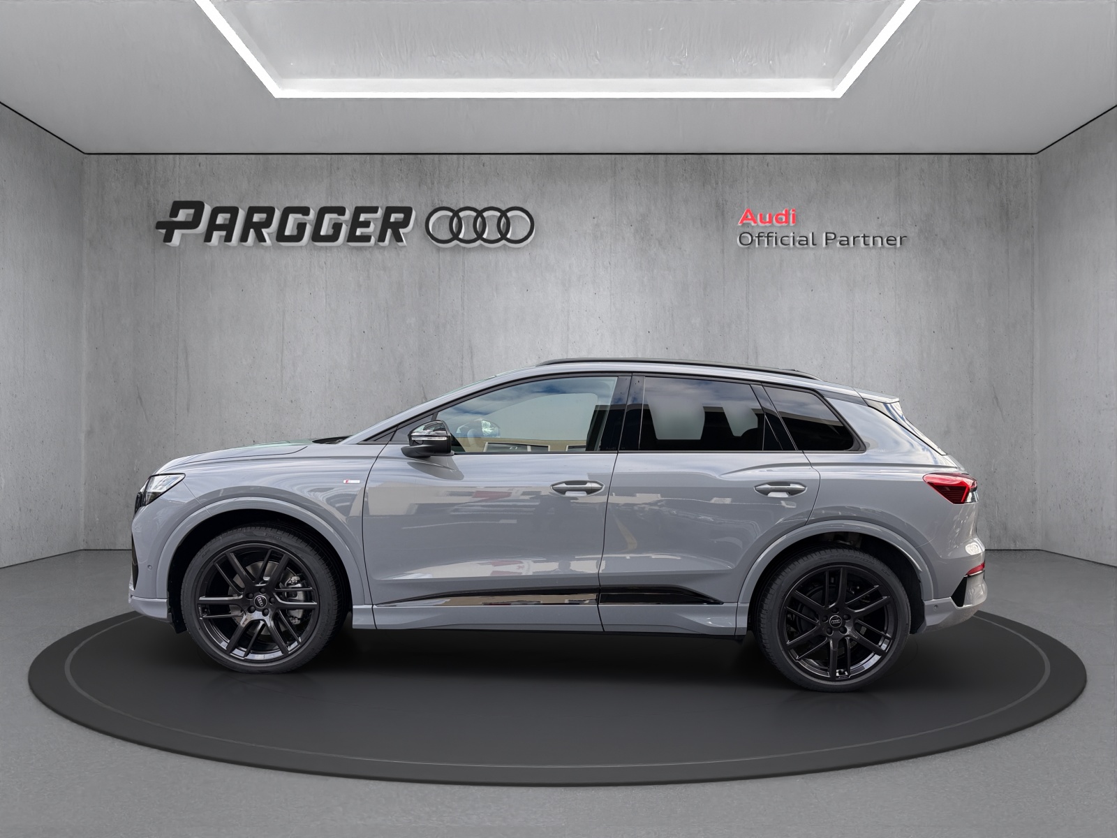 AUDI Q4 e-tron SUV quattro performance Swiss Ski-image-2