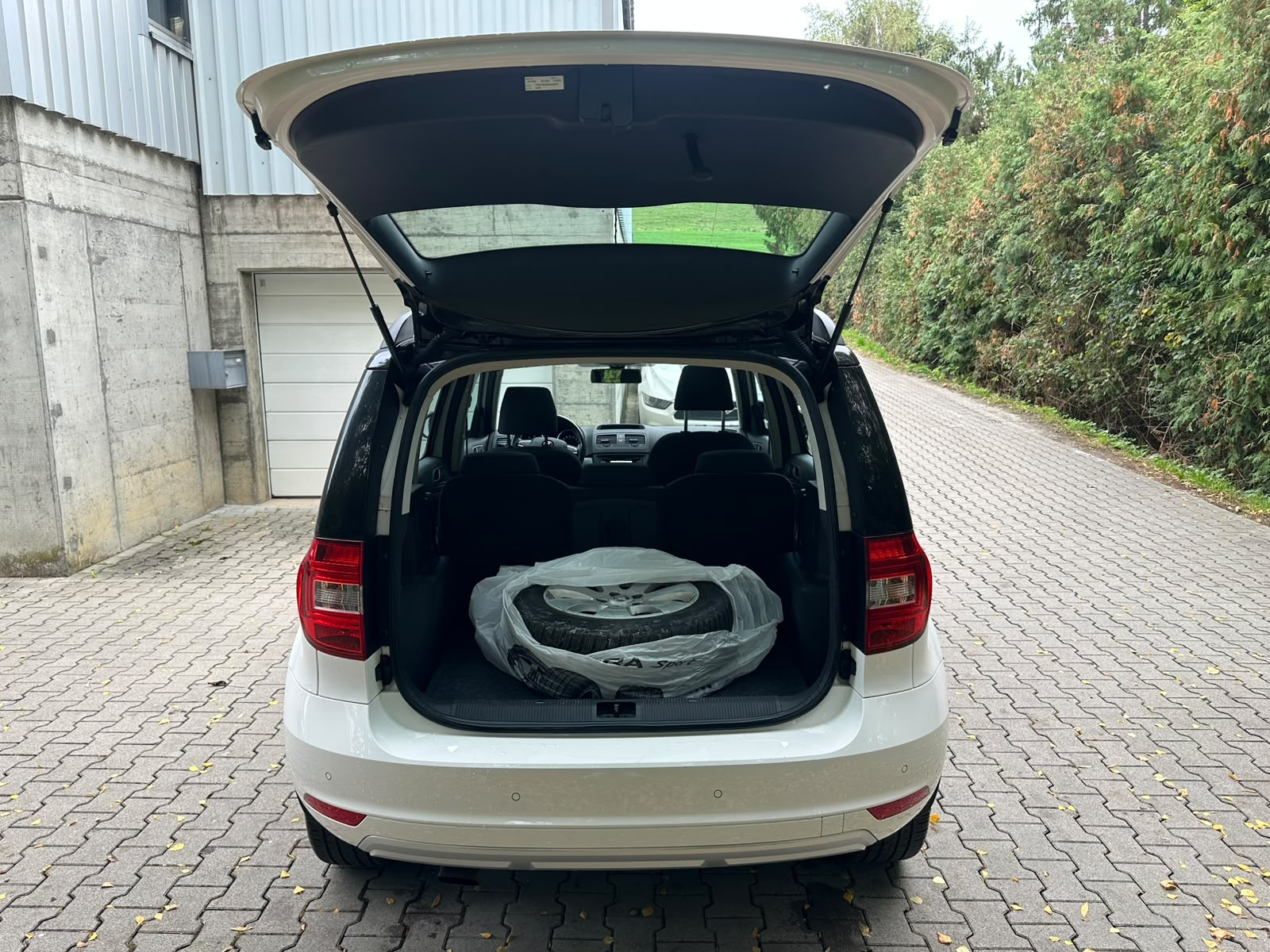 SKODA Yeti 1.2 TSI Active 4x2-image-12