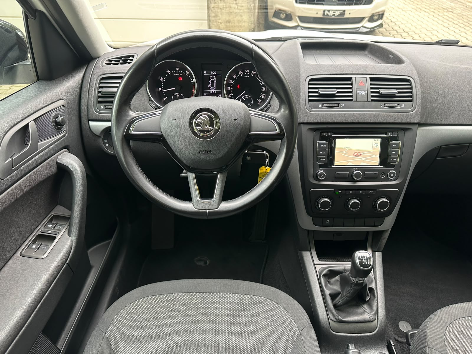 SKODA Yeti 1.2 TSI Active 4x2-image-18