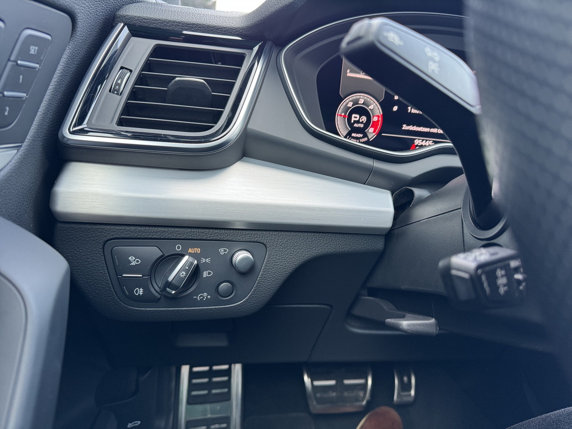 AUDI Q5 40 TDI quattro S-tronic-image-16