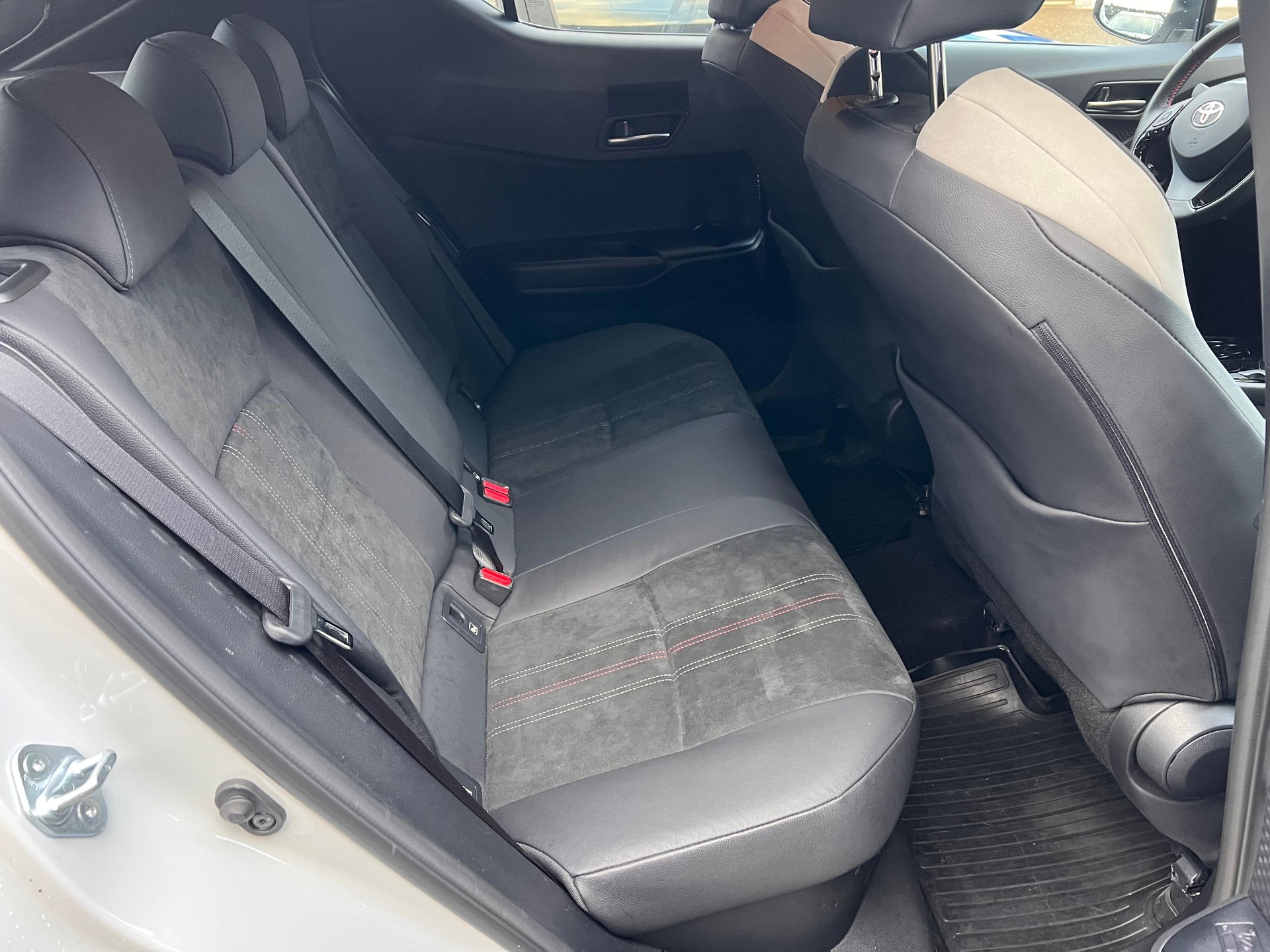 TOYOTA C-HR 2.0 VVTi HSD GR Sport-image-11
