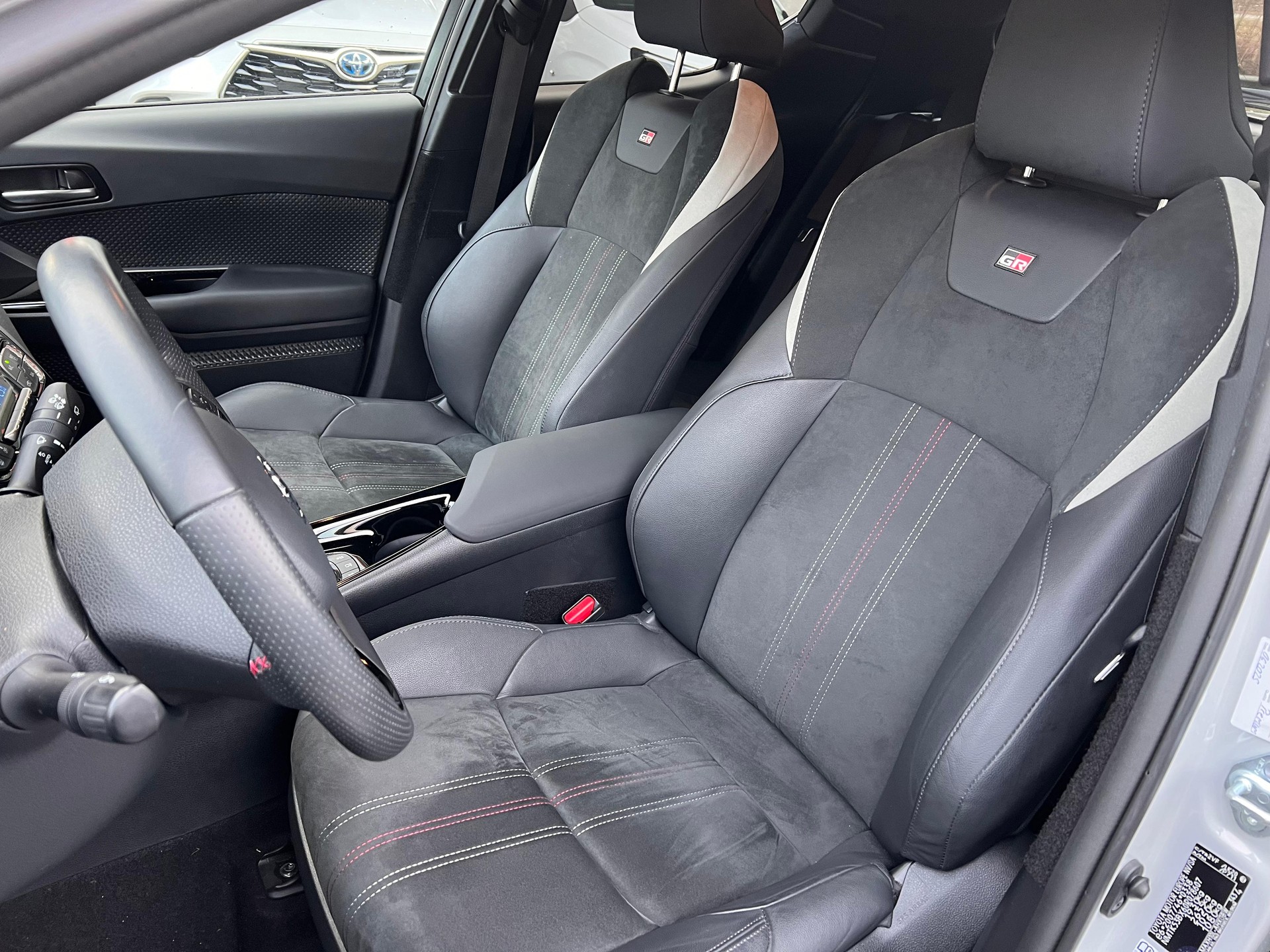 TOYOTA C-HR 2.0 VVTi HSD GR Sport-image-9