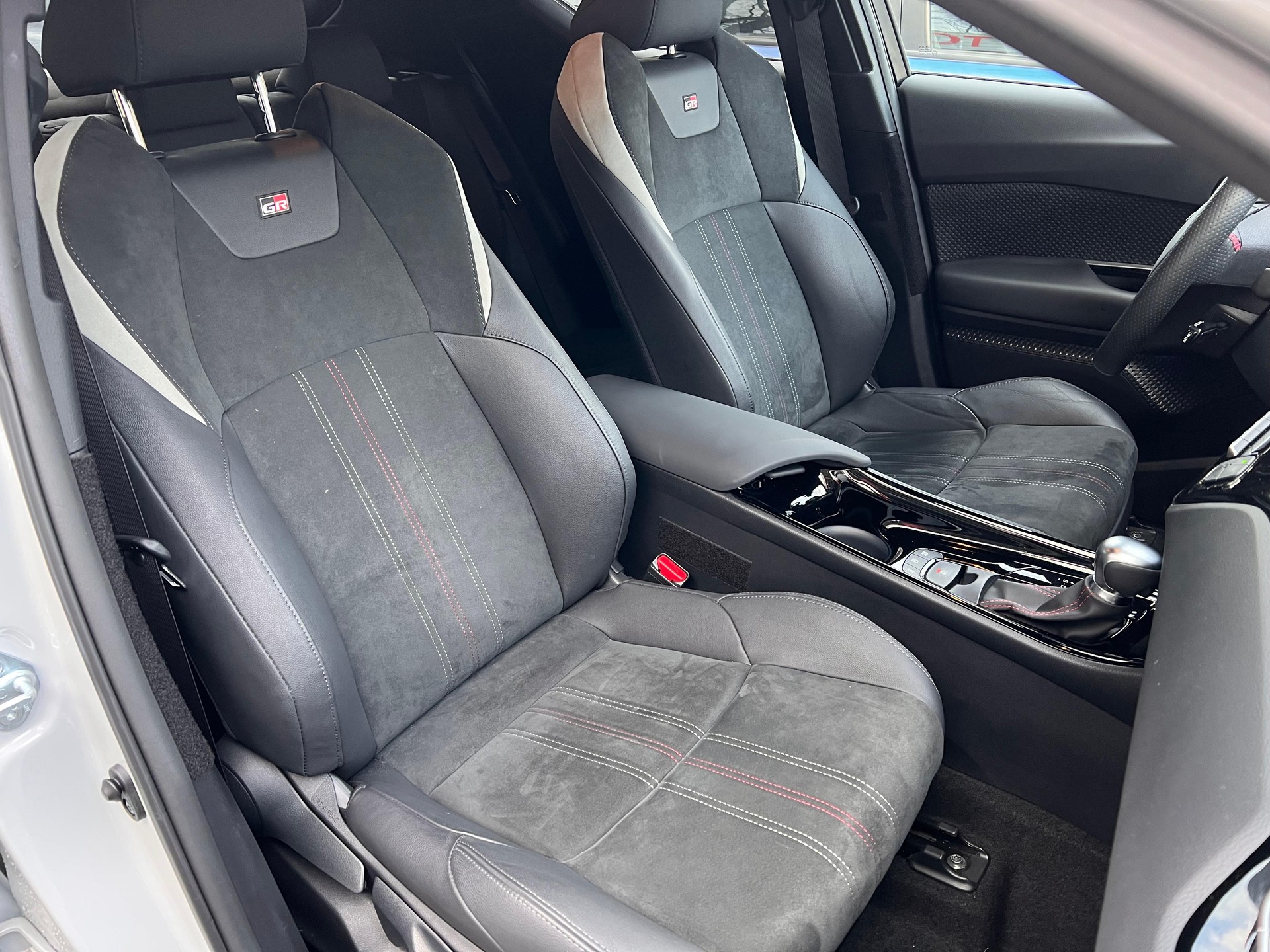 TOYOTA C-HR 2.0 VVTi HSD GR Sport-image-14