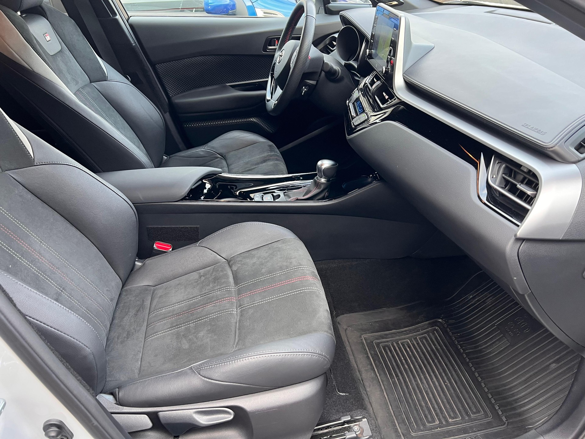 TOYOTA C-HR 2.0 VVTi HSD GR Sport-image-12