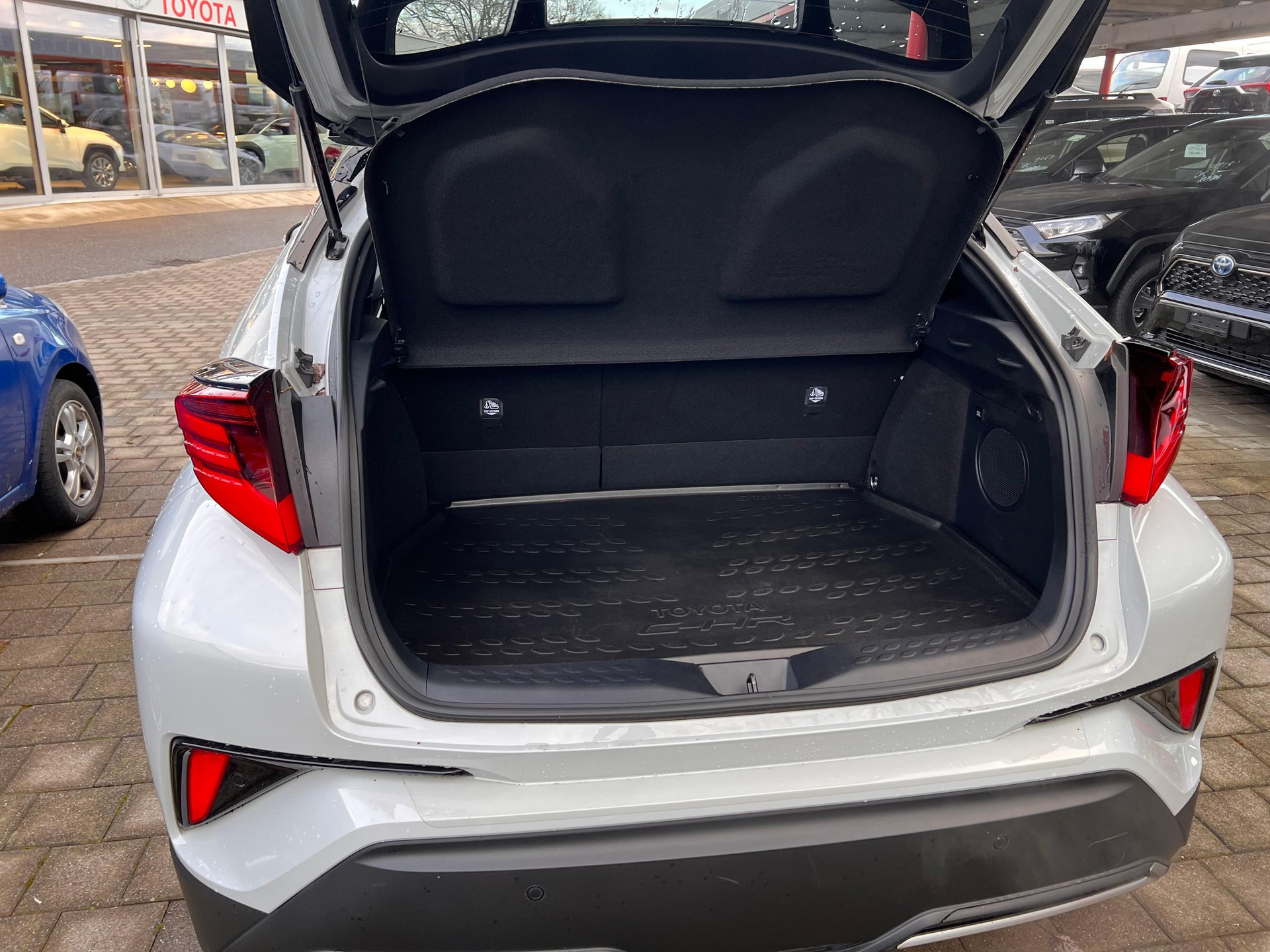 TOYOTA C-HR 2.0 VVTi HSD GR Sport-image-6
