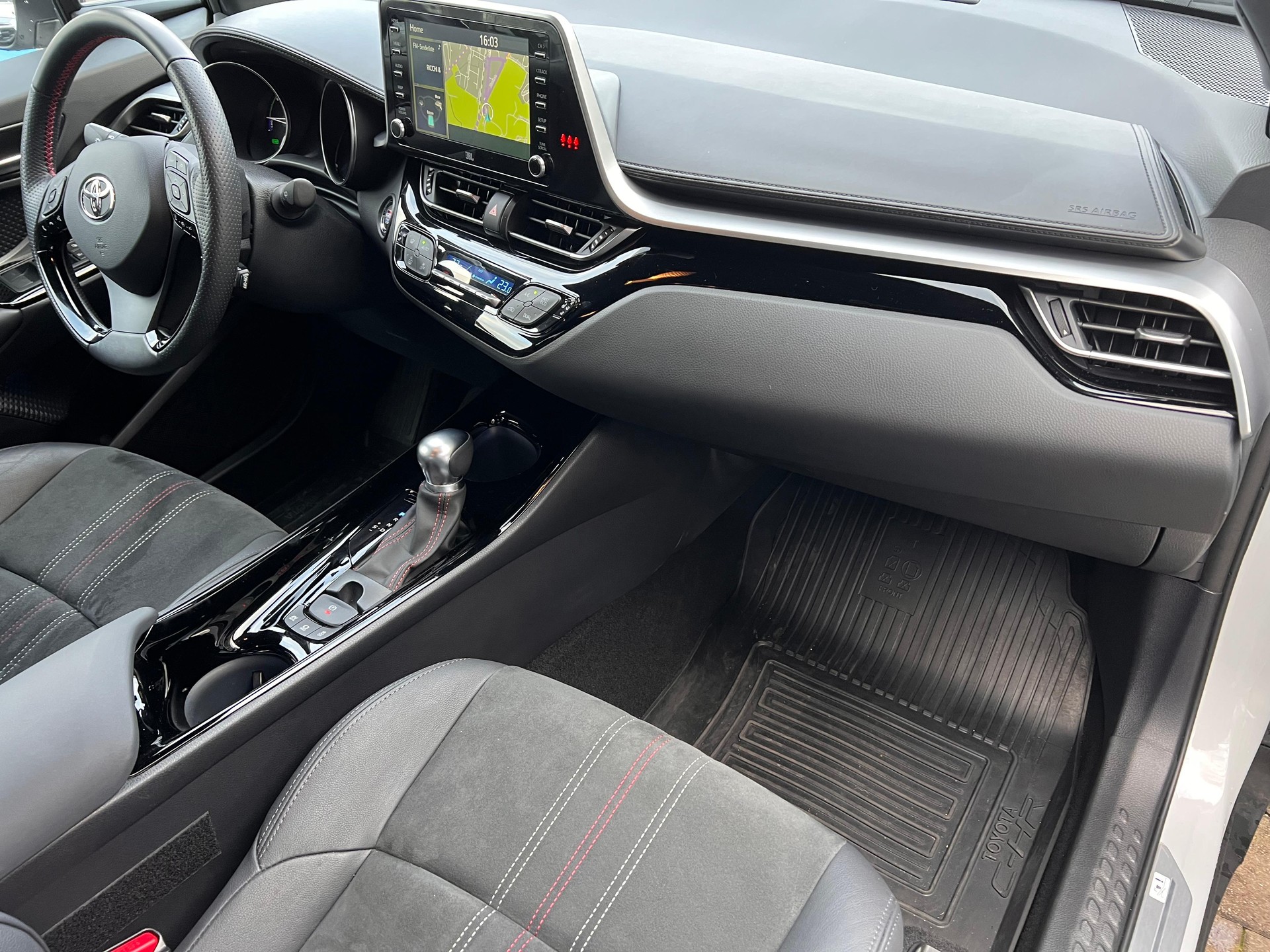TOYOTA C-HR 2.0 VVTi HSD GR Sport-image-13