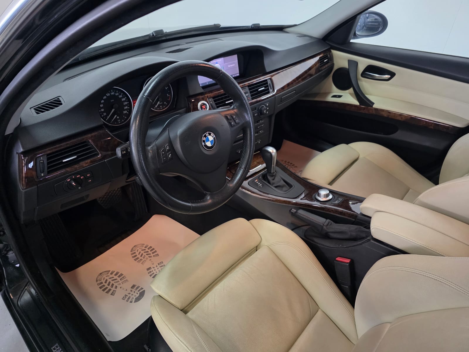 BMW 330xi-image-18