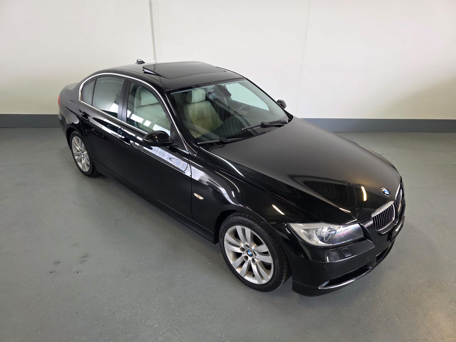 BMW 330xi-image-1
