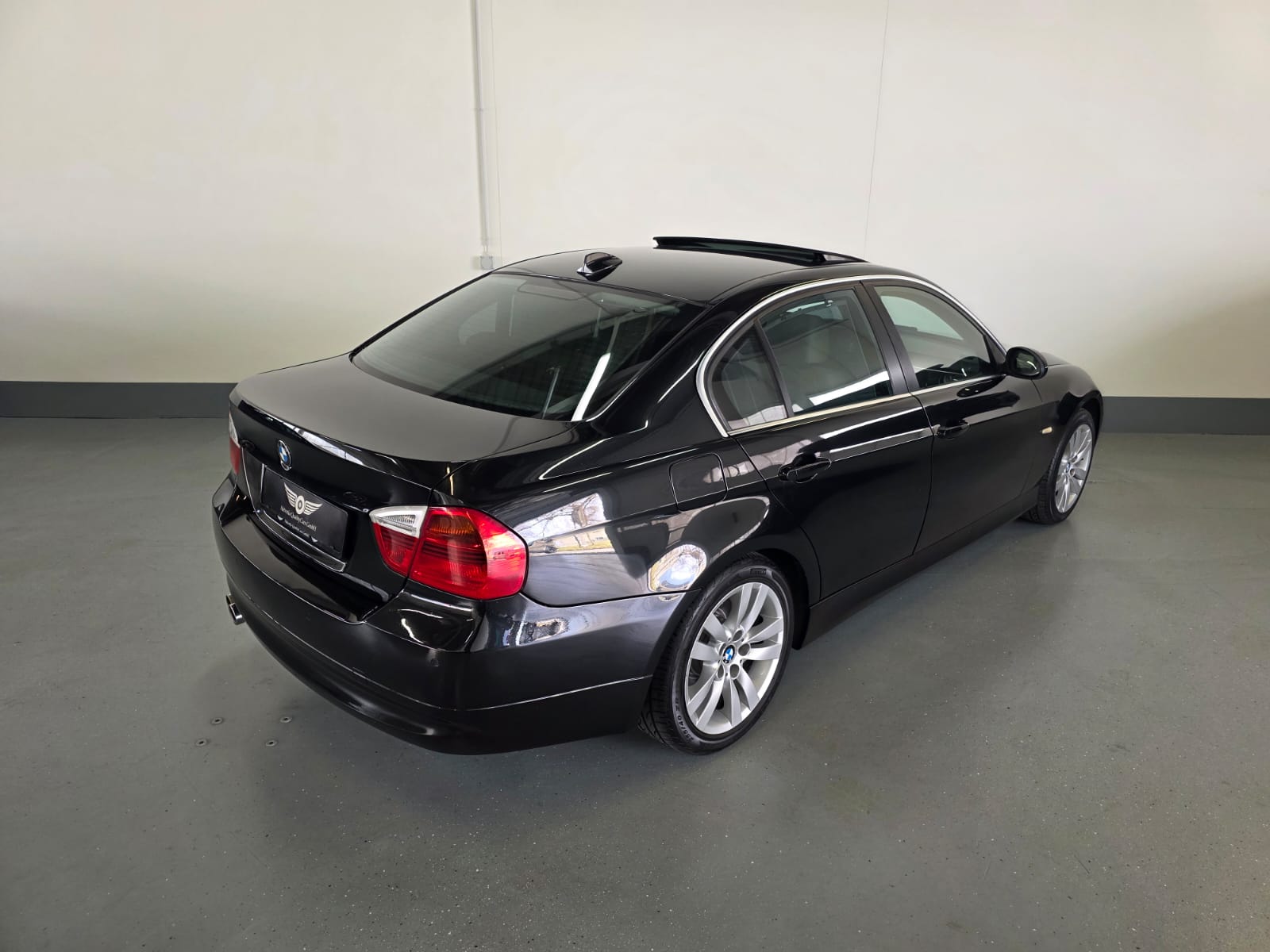 BMW 330xi-image-8