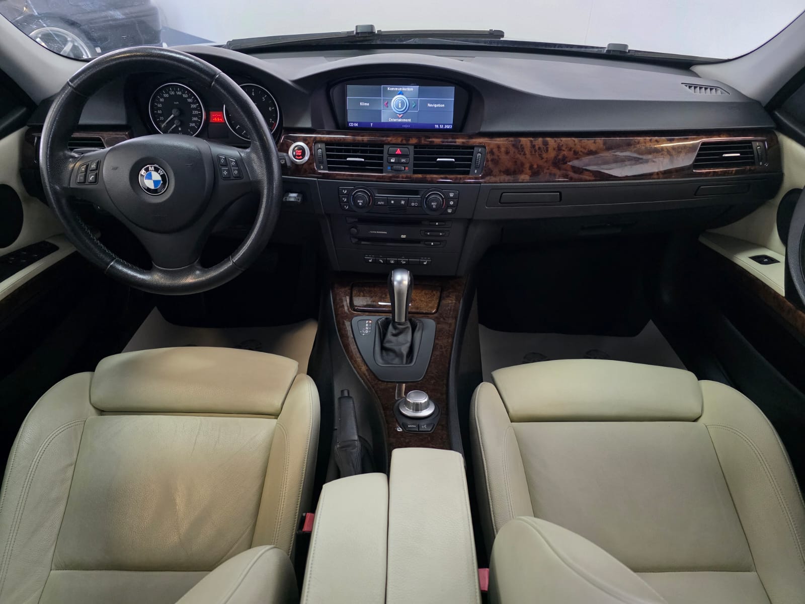 BMW 330xi-image-17
