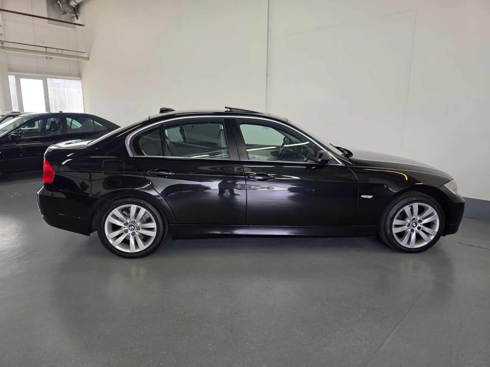 BMW 330xi-image-6