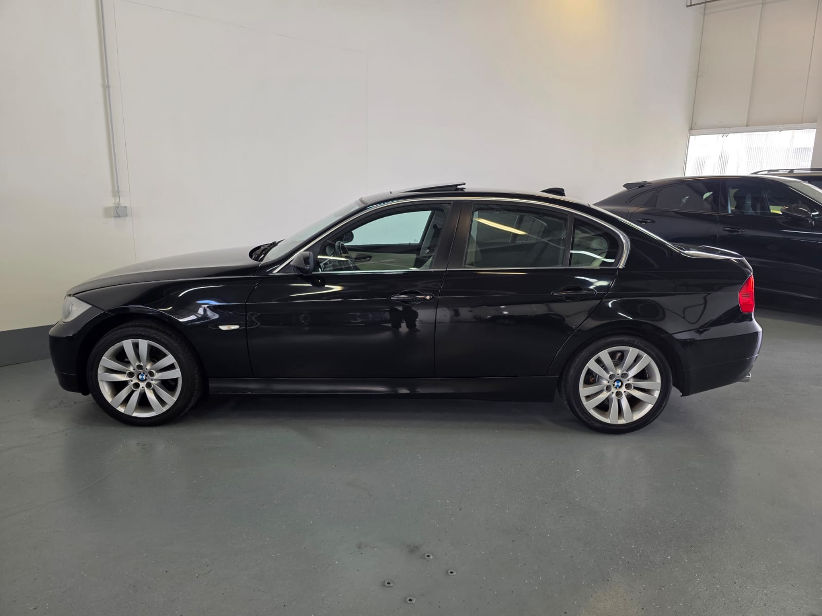 BMW 330xi-image-5