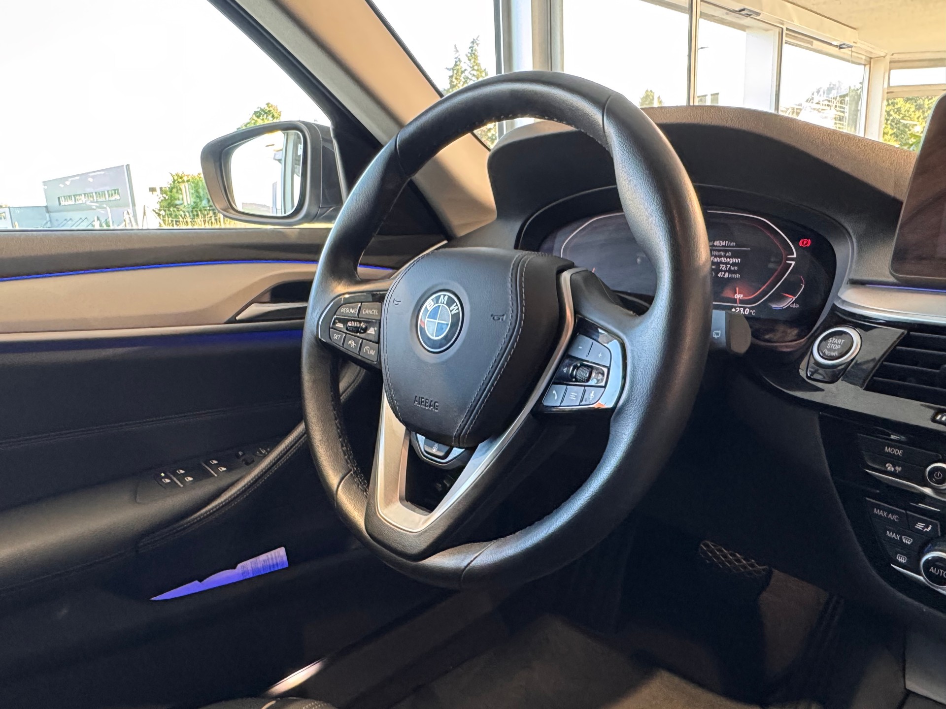 BMW 530i xDrive 48V Touring Steptronic-image-27