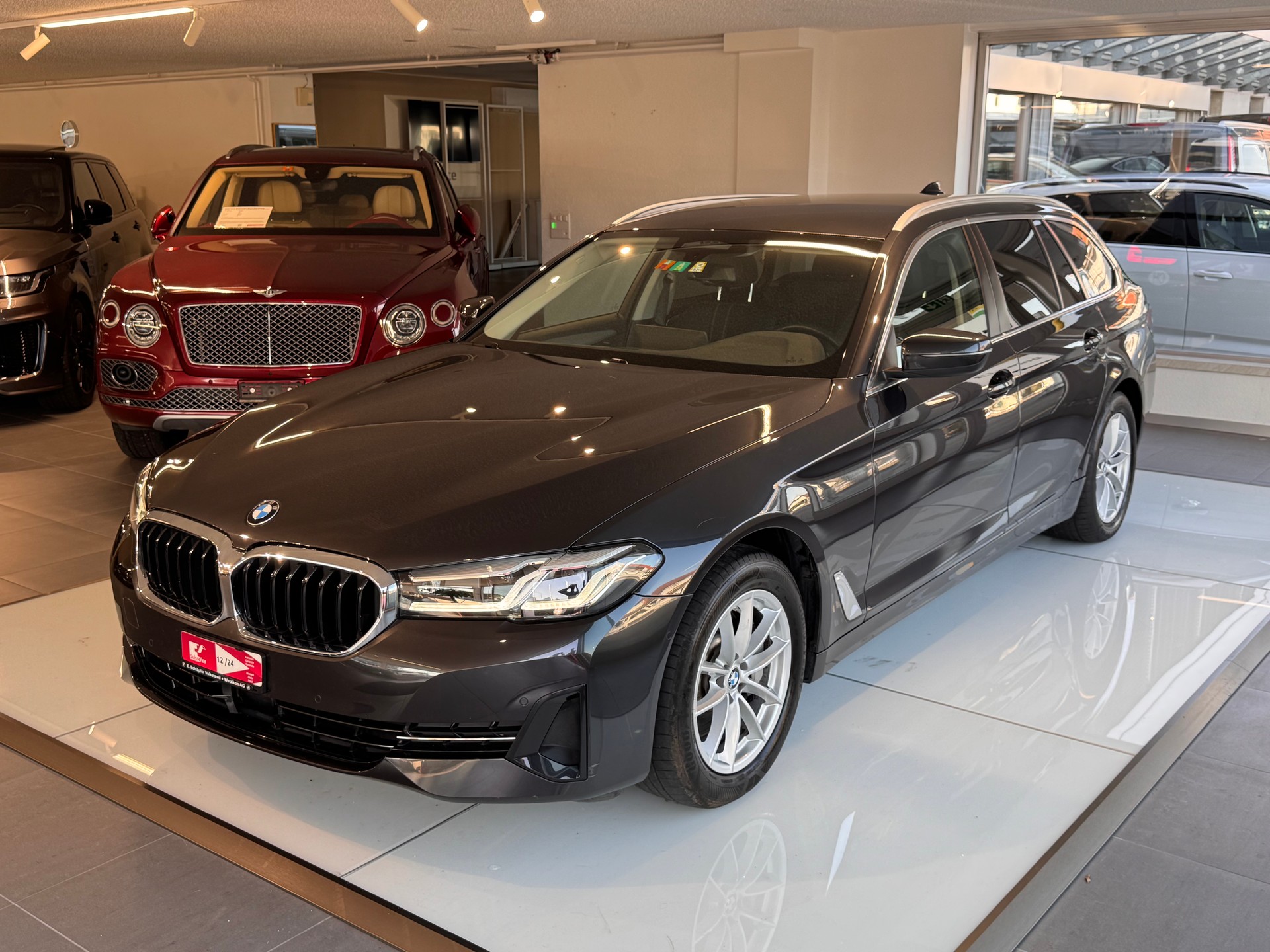BMW 530i xDrive 48V Touring Steptronic-showroom-element-1