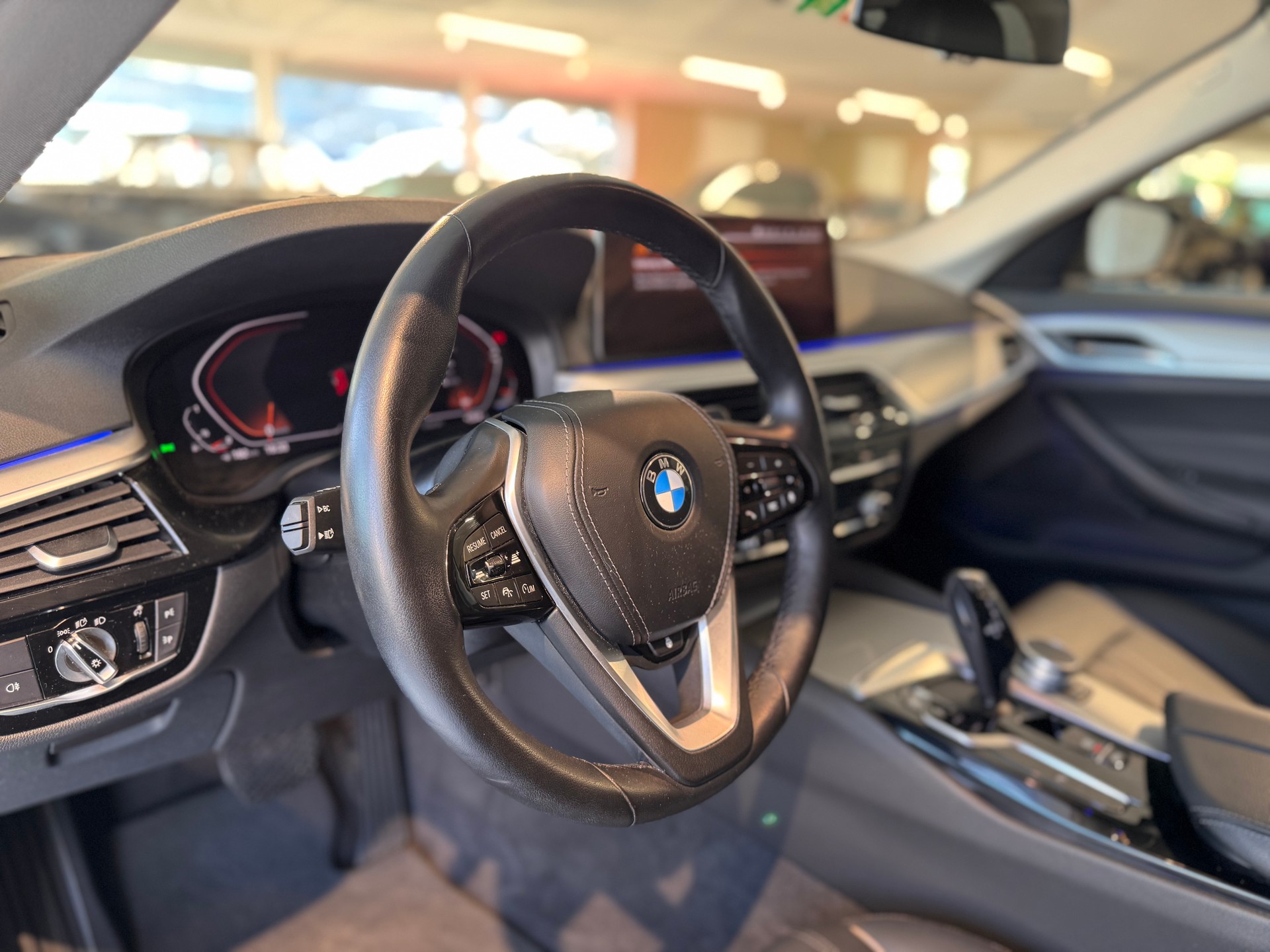BMW 530i xDrive 48V Touring Steptronic-image-23