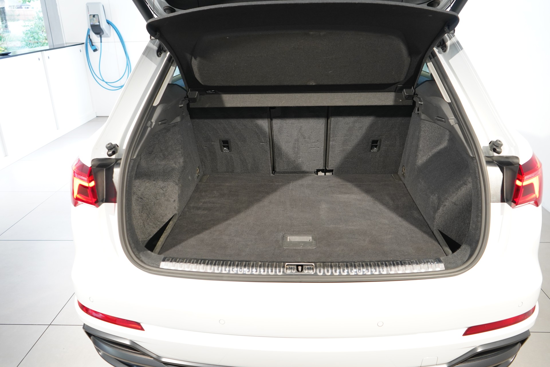 AUDI Q3 35 TDI S line quattro S-tronic-image-4