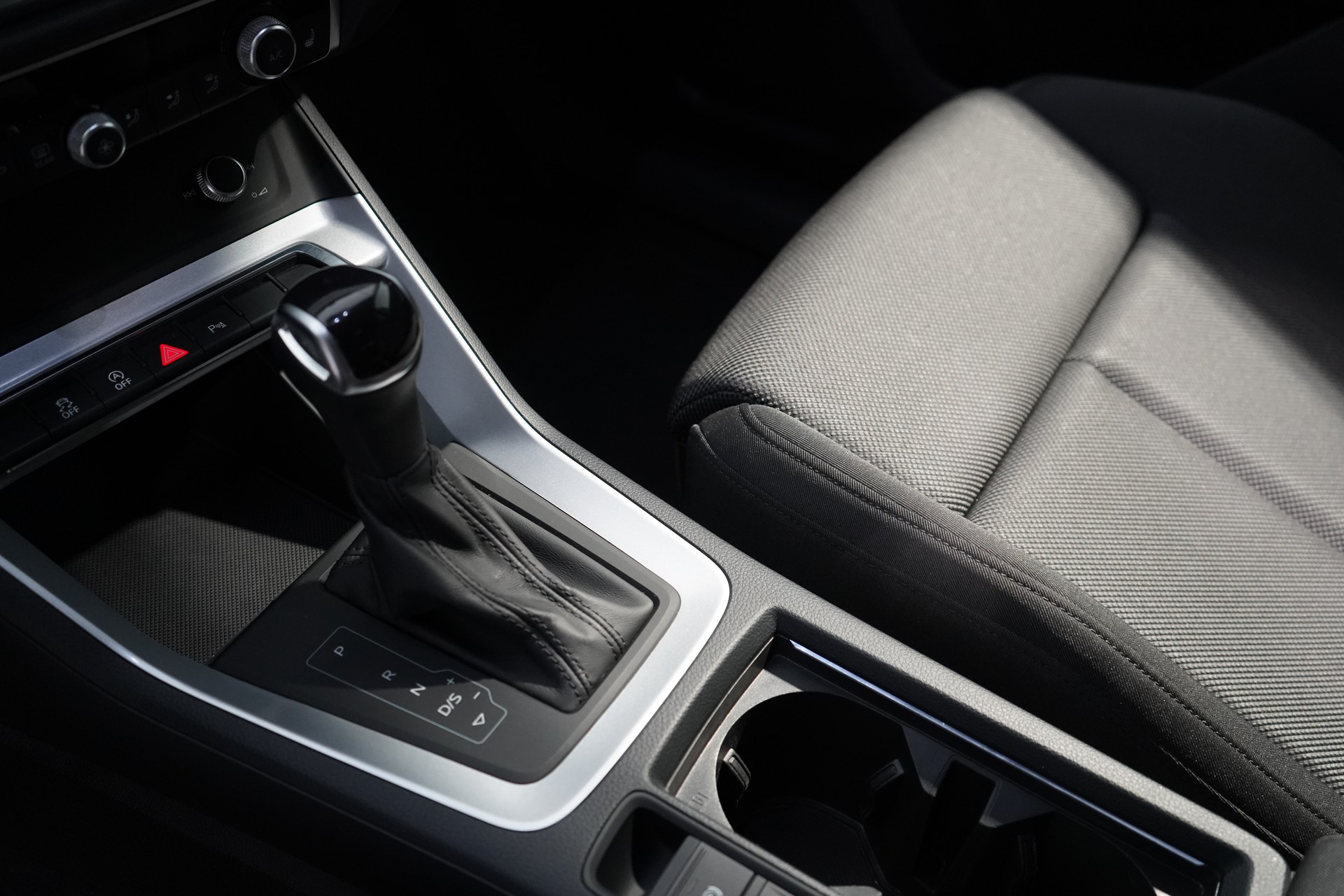 AUDI Q3 35 TDI S line quattro S-tronic-image-11
