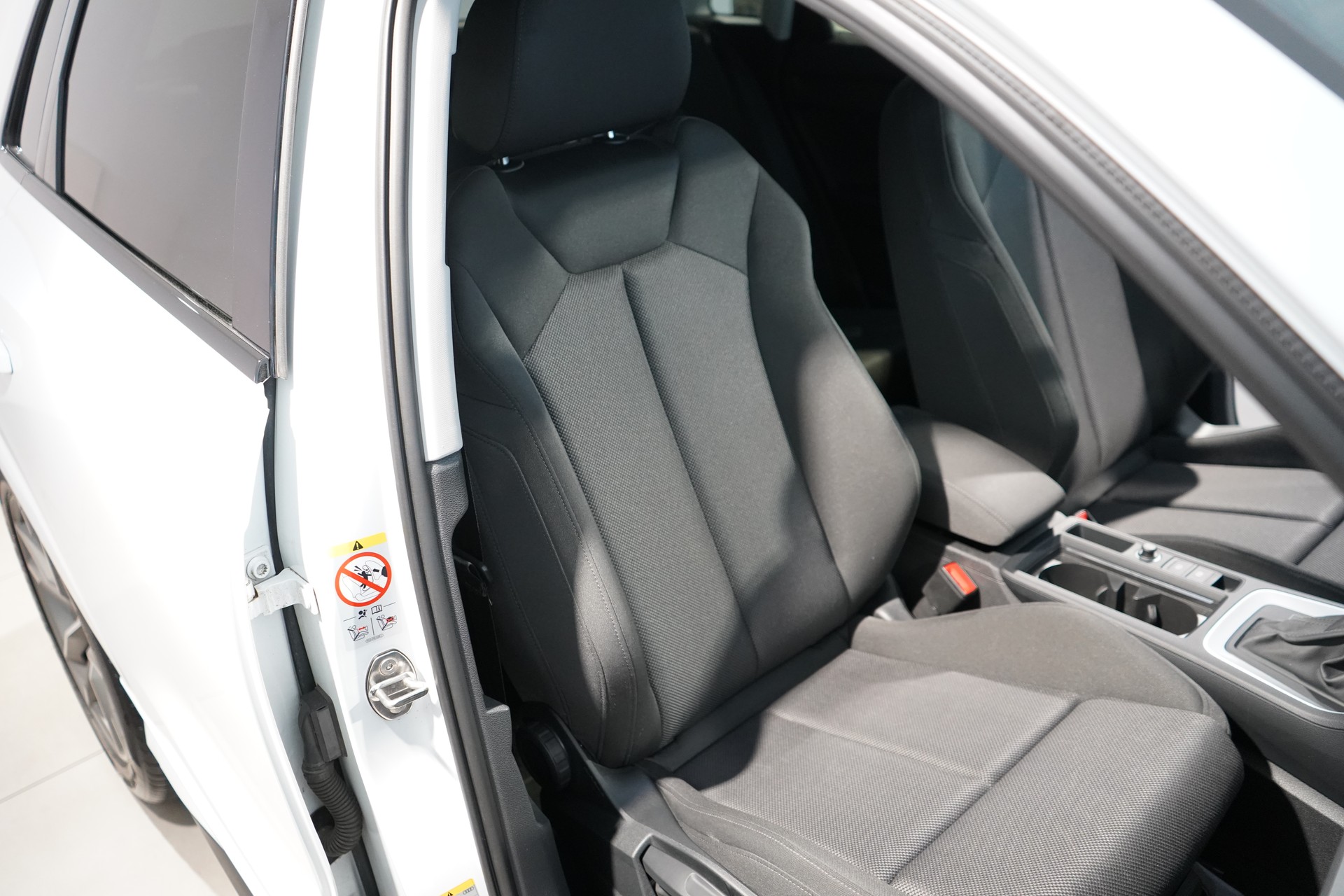 AUDI Q3 35 TDI S line quattro S-tronic-image-6
