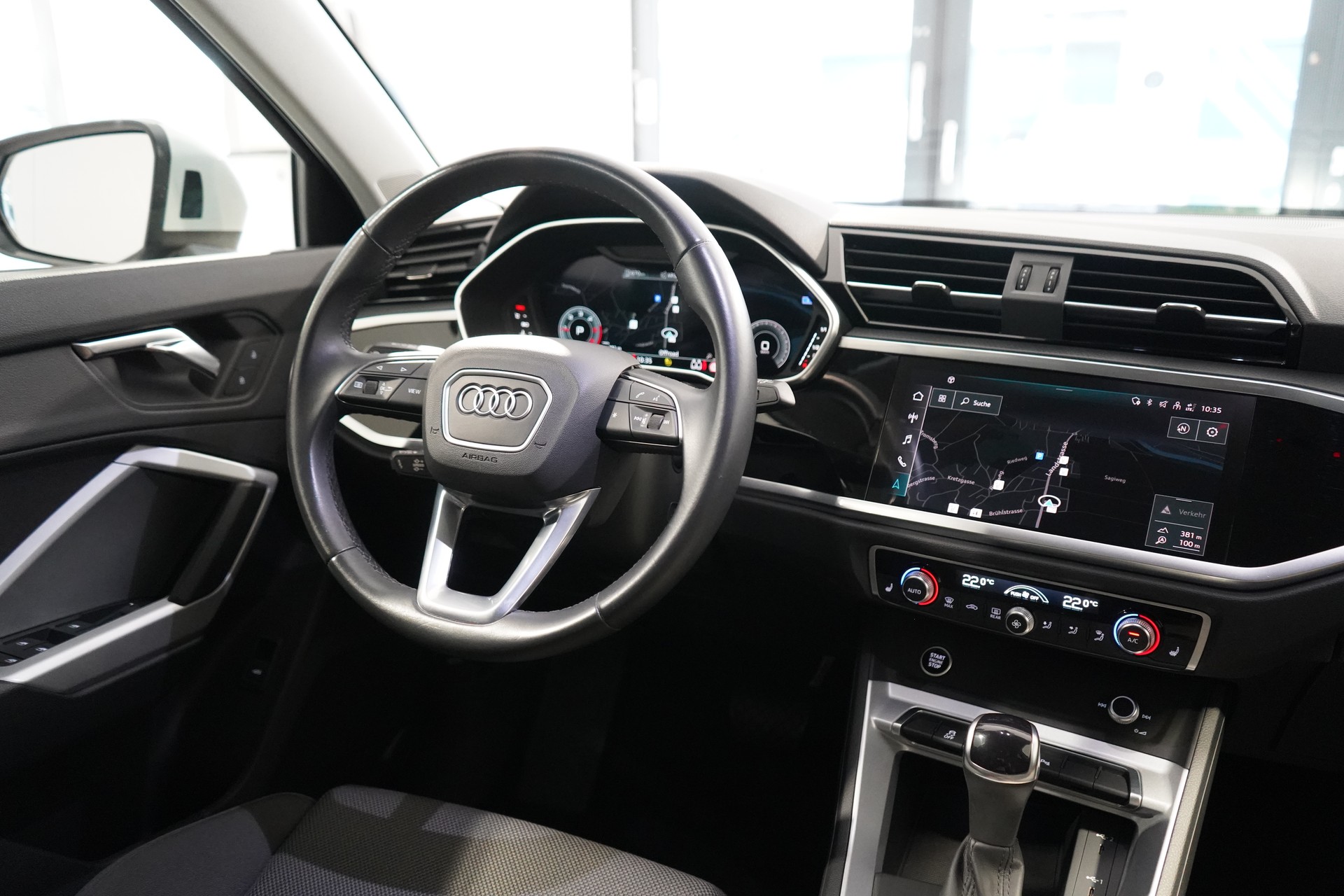 AUDI Q3 35 TDI S line quattro S-tronic-image-8