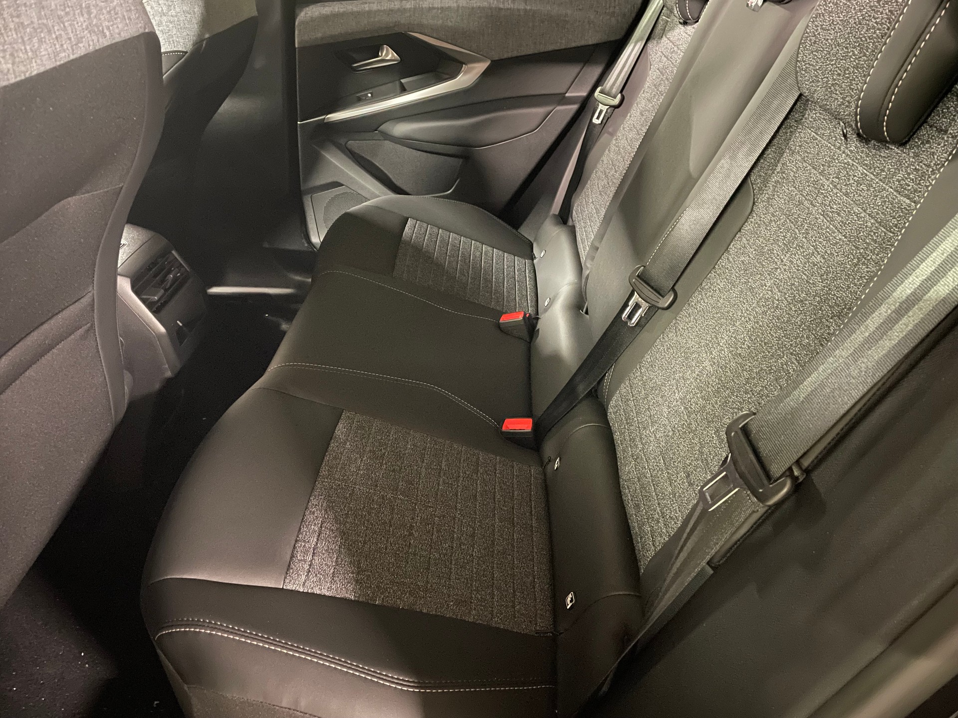 PEUGEOT 3008 145 e-DCS Allure Premium-image-7
