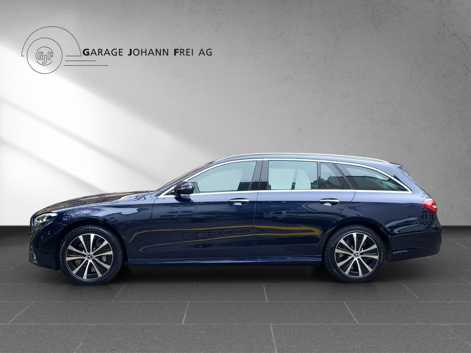 MERCEDES-BENZ E 300 de T 4M AMG-showroom-element-1