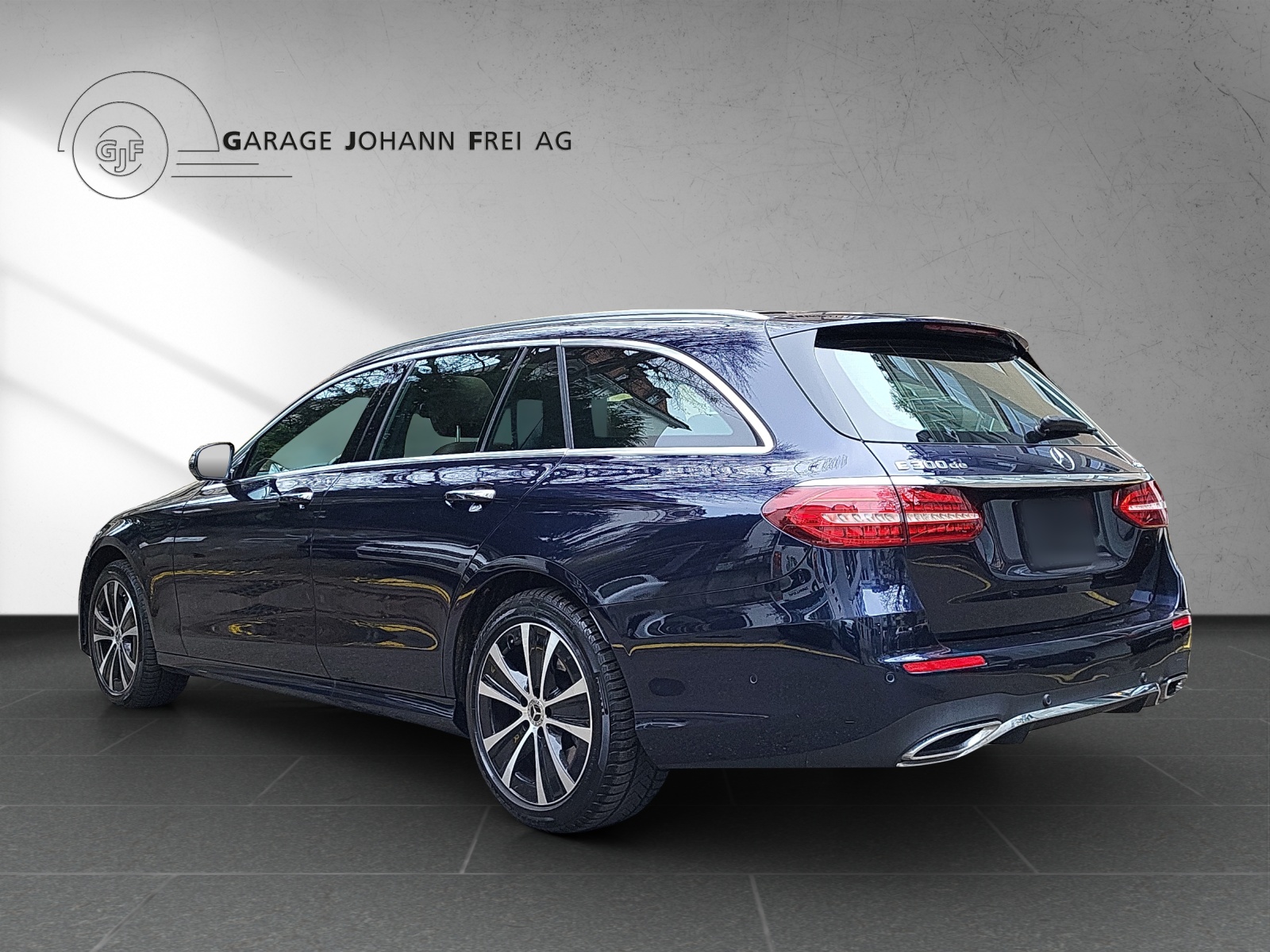 MERCEDES-BENZ E 300 de T 4M AMG-showroom-element-2