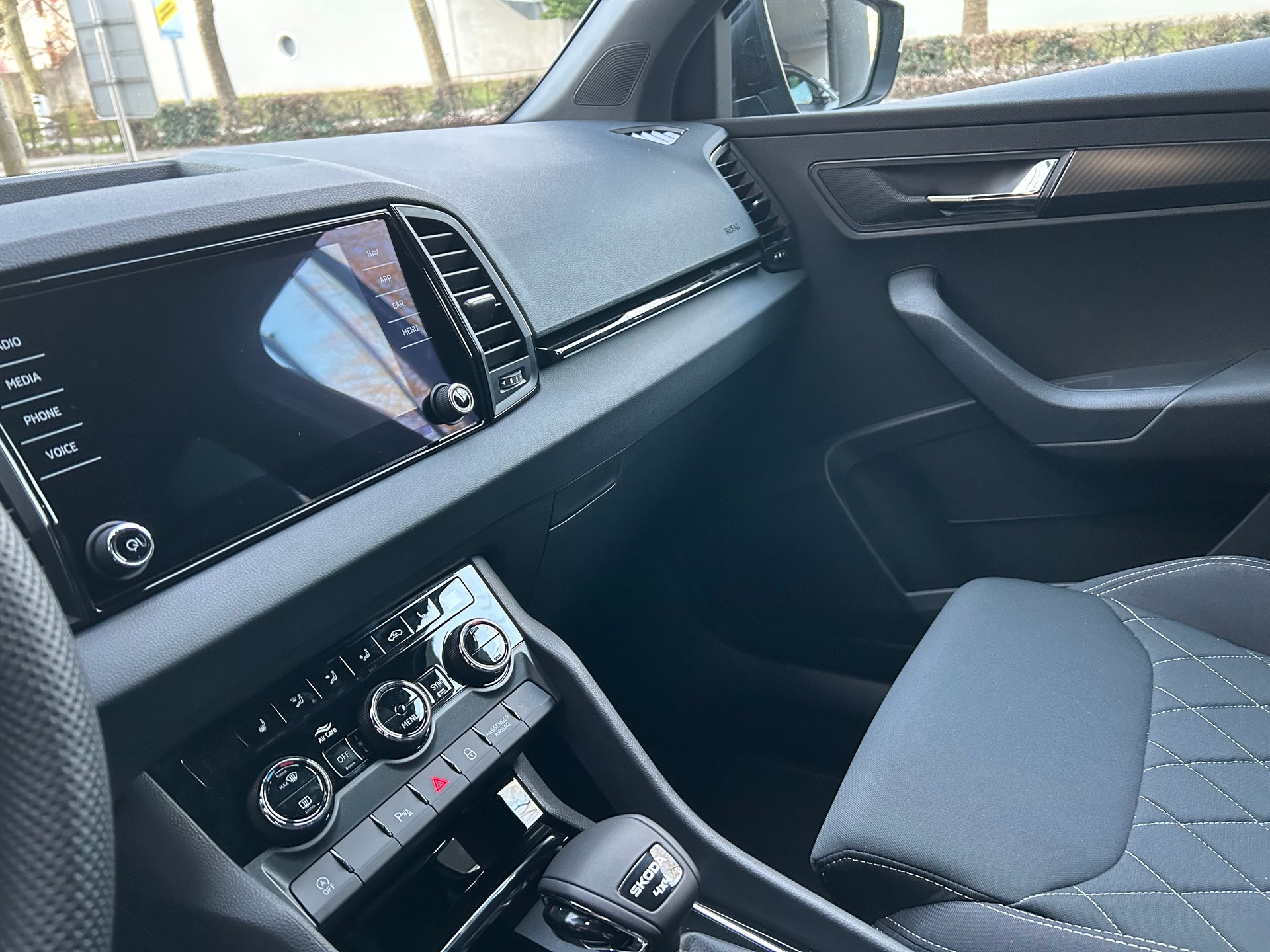 SKODA Karoq 1.5 TSI SportLine DSG-image-10