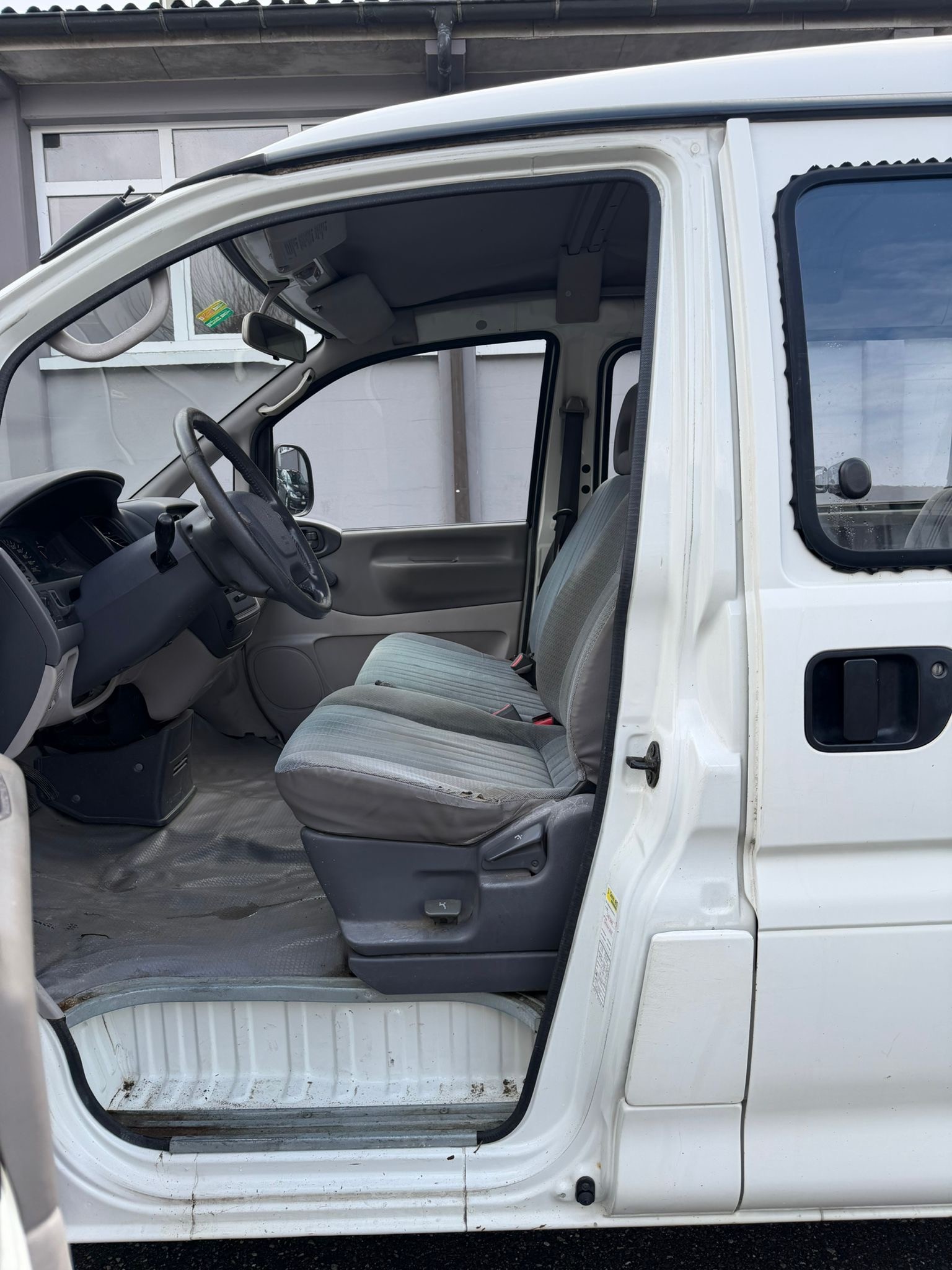 MITSUBISHI L 400-image-7