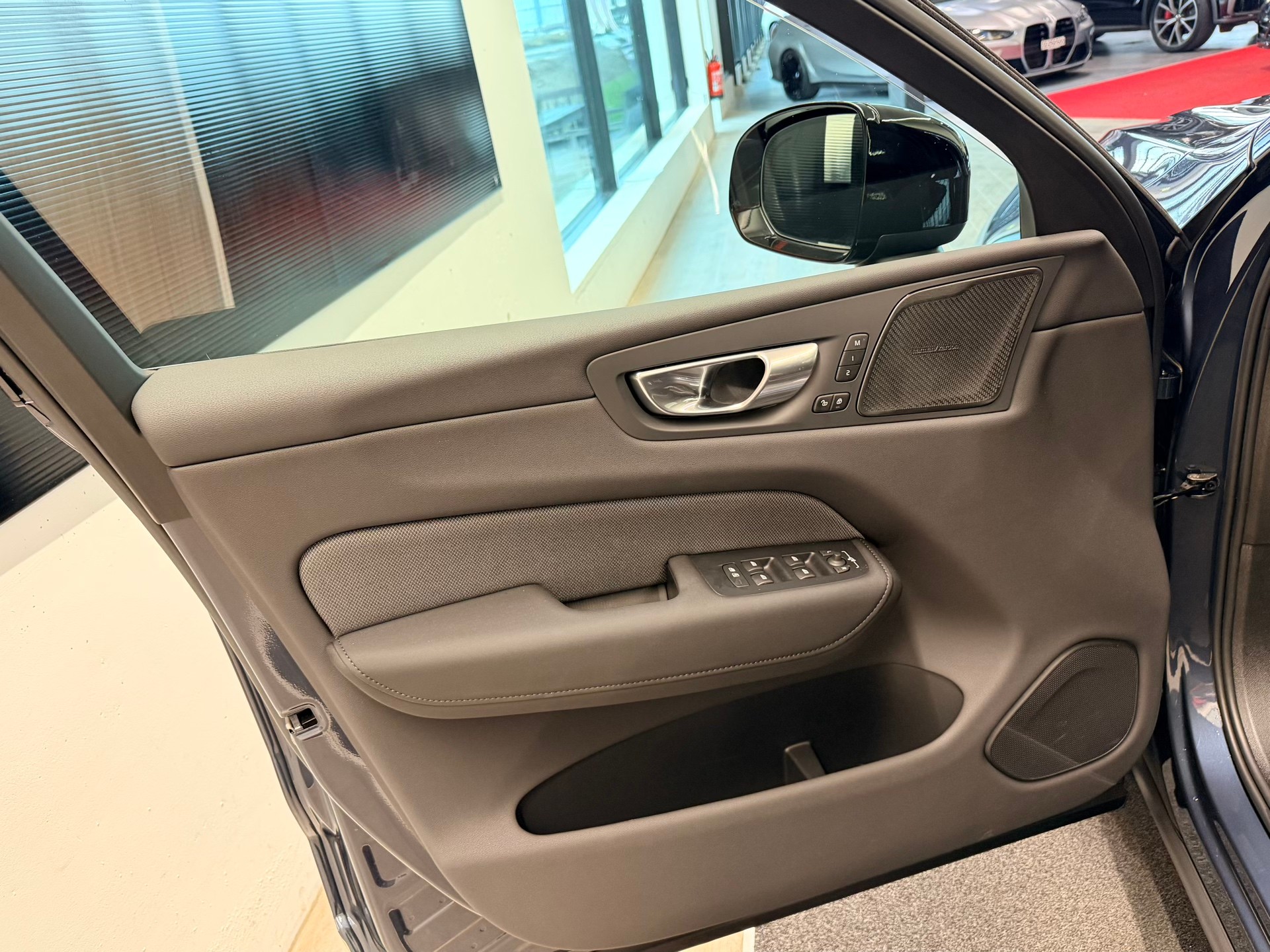 VOLVO XC60 T8 eAWD PluginHybrid Black Ed. Ultra Geartronic-image-9