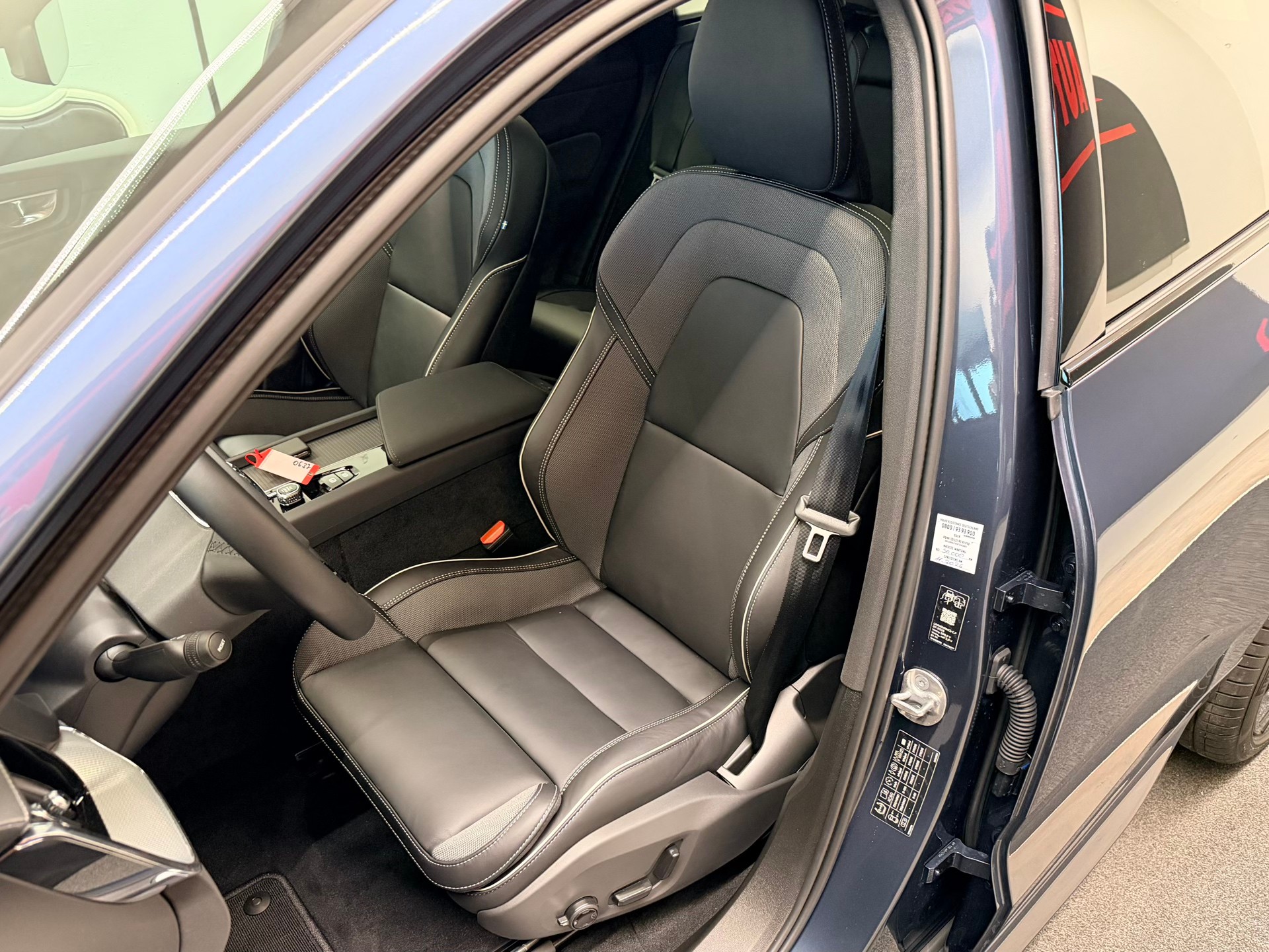 VOLVO XC60 T8 eAWD PluginHybrid Black Ed. Ultra Geartronic-image-12