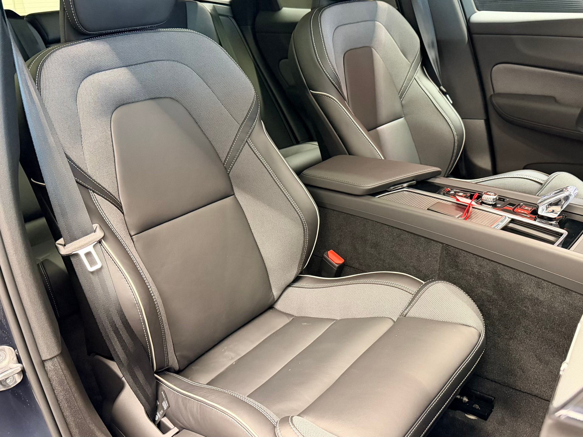 VOLVO XC60 T8 eAWD PluginHybrid Black Ed. Ultra Geartronic-image-21