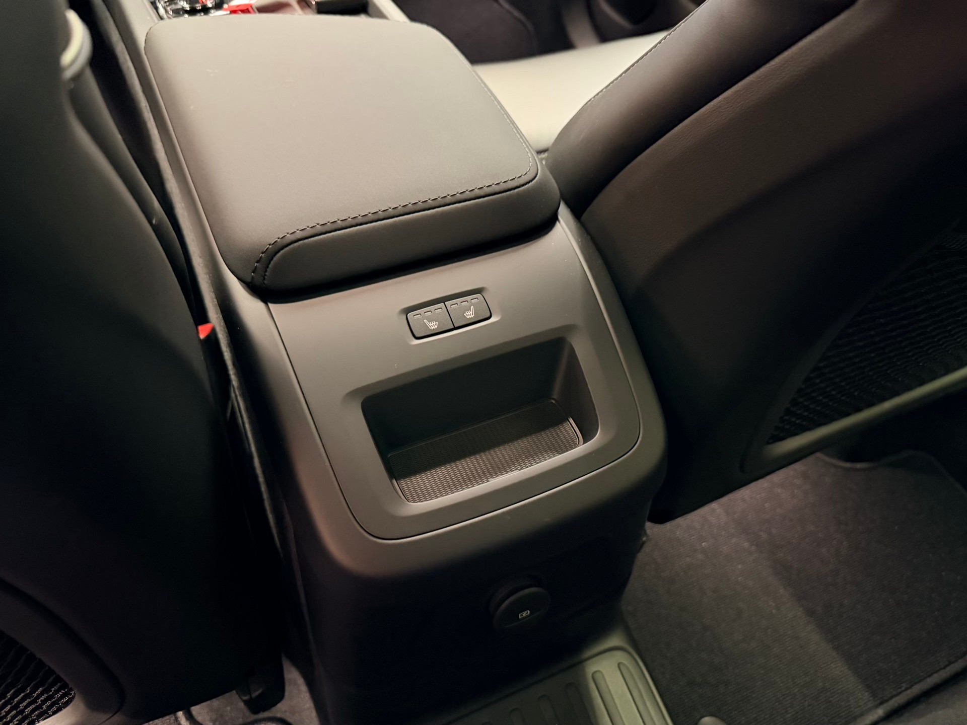 VOLVO XC60 T8 eAWD PluginHybrid Black Ed. Ultra Geartronic-image-15