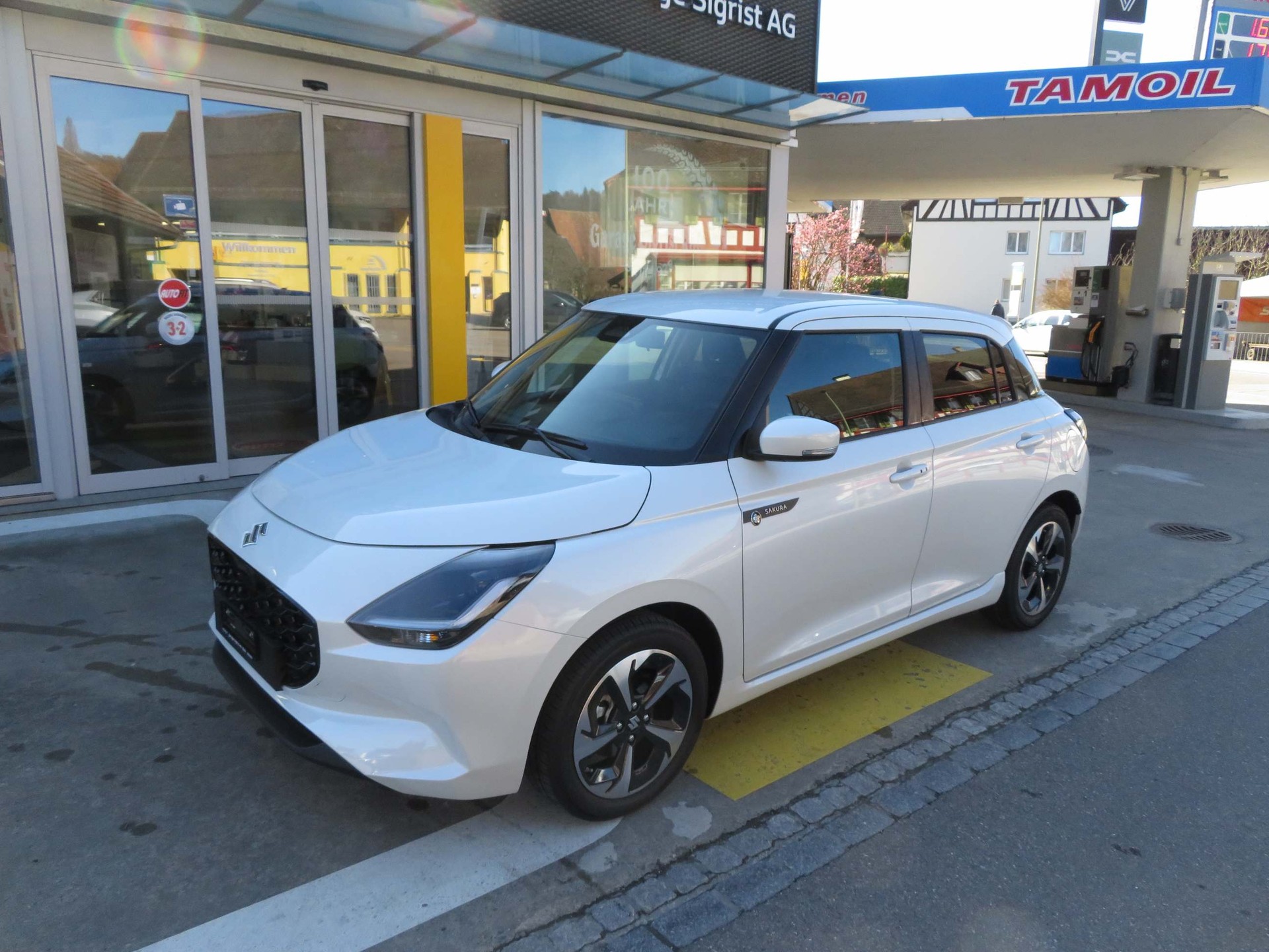SUZUKI Swift 1.2 Sakura Top Hybrid-showroom-element-1
