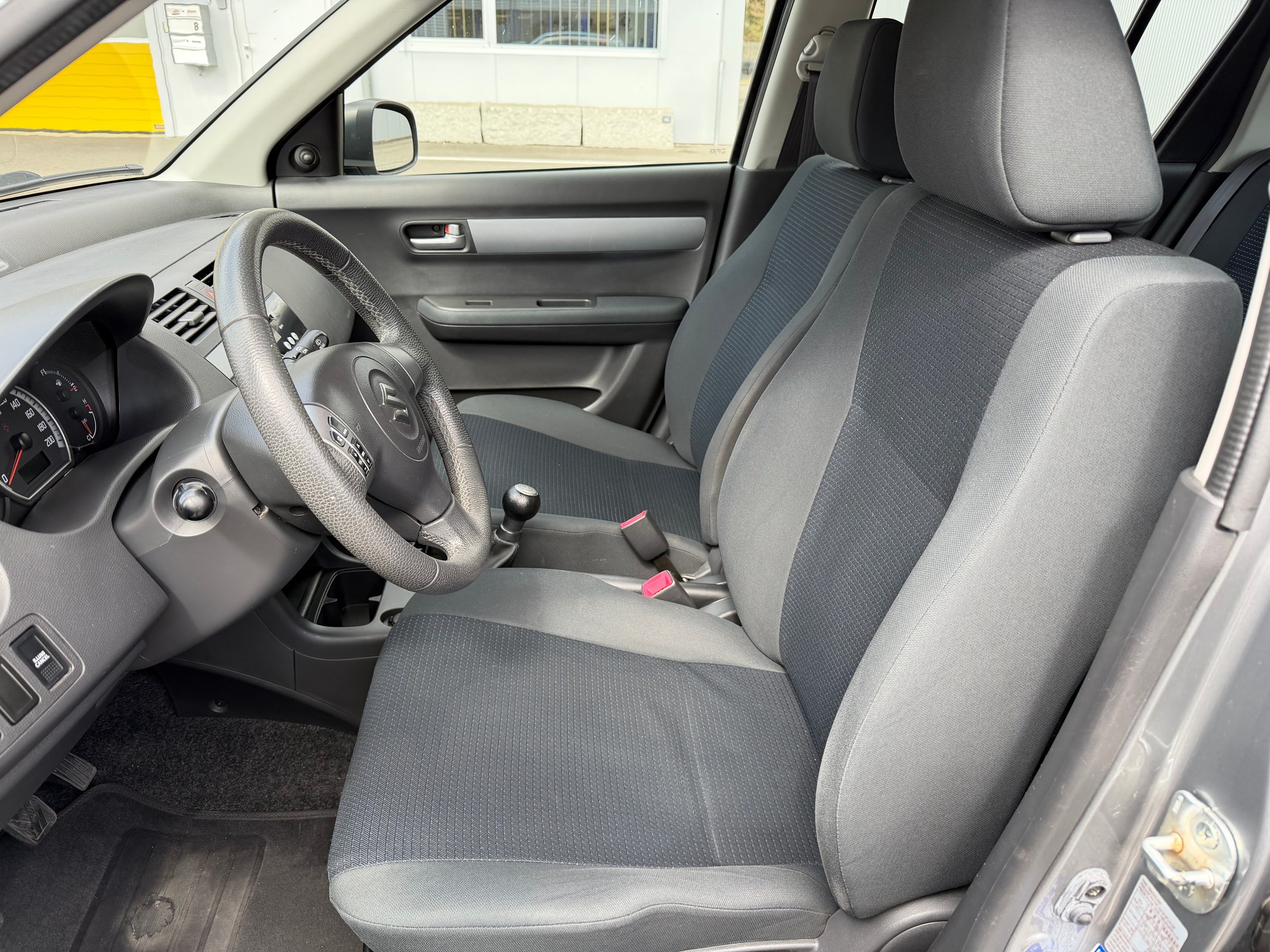 SUZUKI Swift 1.3i 16V GL Top-image-10