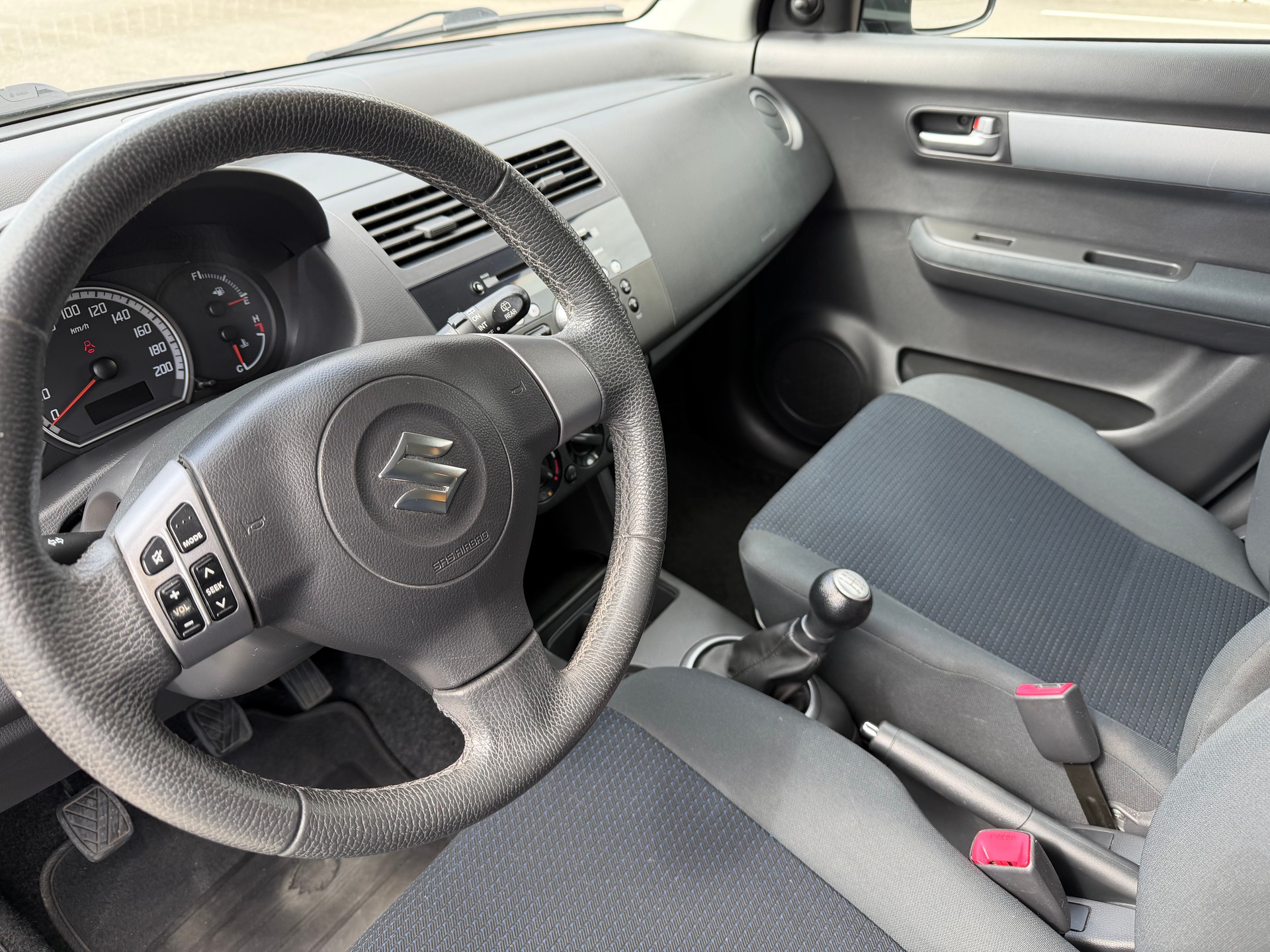 SUZUKI Swift 1.3i 16V GL Top-image-9