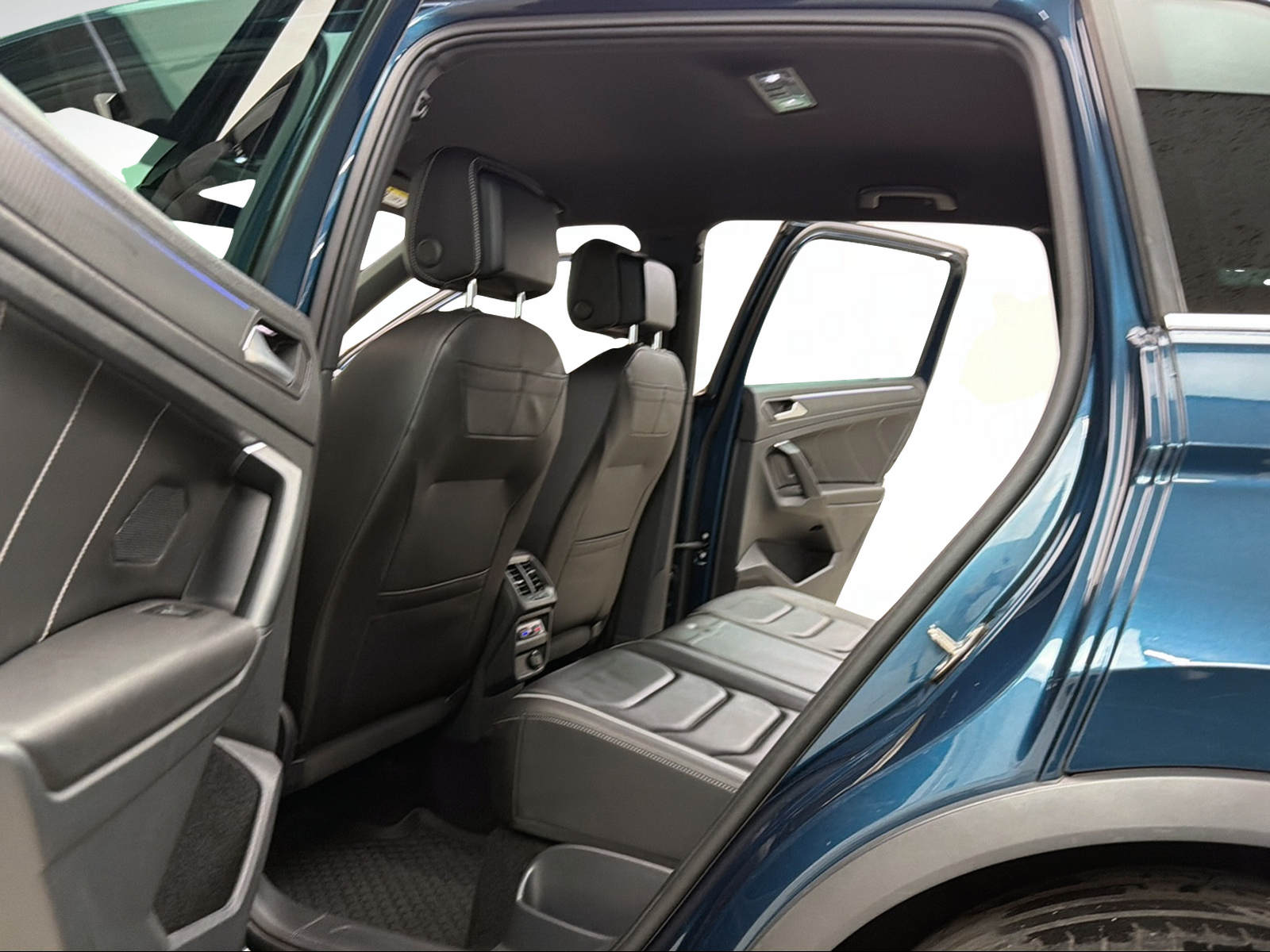 VW Tiguan 2.0 TDI SCR R-Line 200PS NIGHTSHADE BLUE 4Motion DSG / RF-Kamera / Leder / Standheizung / AHK-Schwenkbar /-image-8