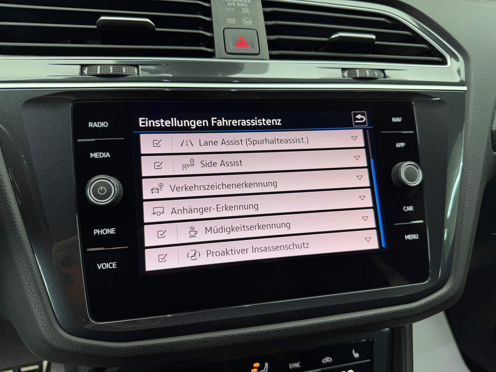VW Tiguan 2.0 TDI SCR R-Line 200PS NIGHTSHADE BLUE 4Motion DSG / RF-Kamera / Leder / Standheizung / AHK-Schwenkbar /-image-18