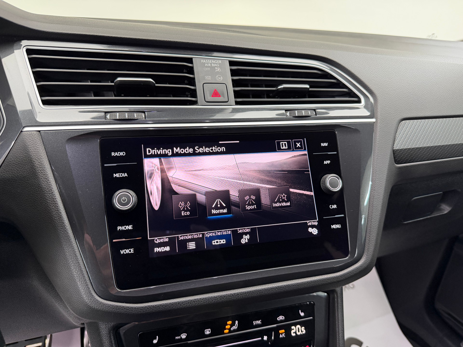 VW Tiguan 2.0 TDI SCR R-Line 200PS NIGHTSHADE BLUE 4Motion DSG / RF-Kamera / Leder / Standheizung / AHK-Schwenkbar /-image-15