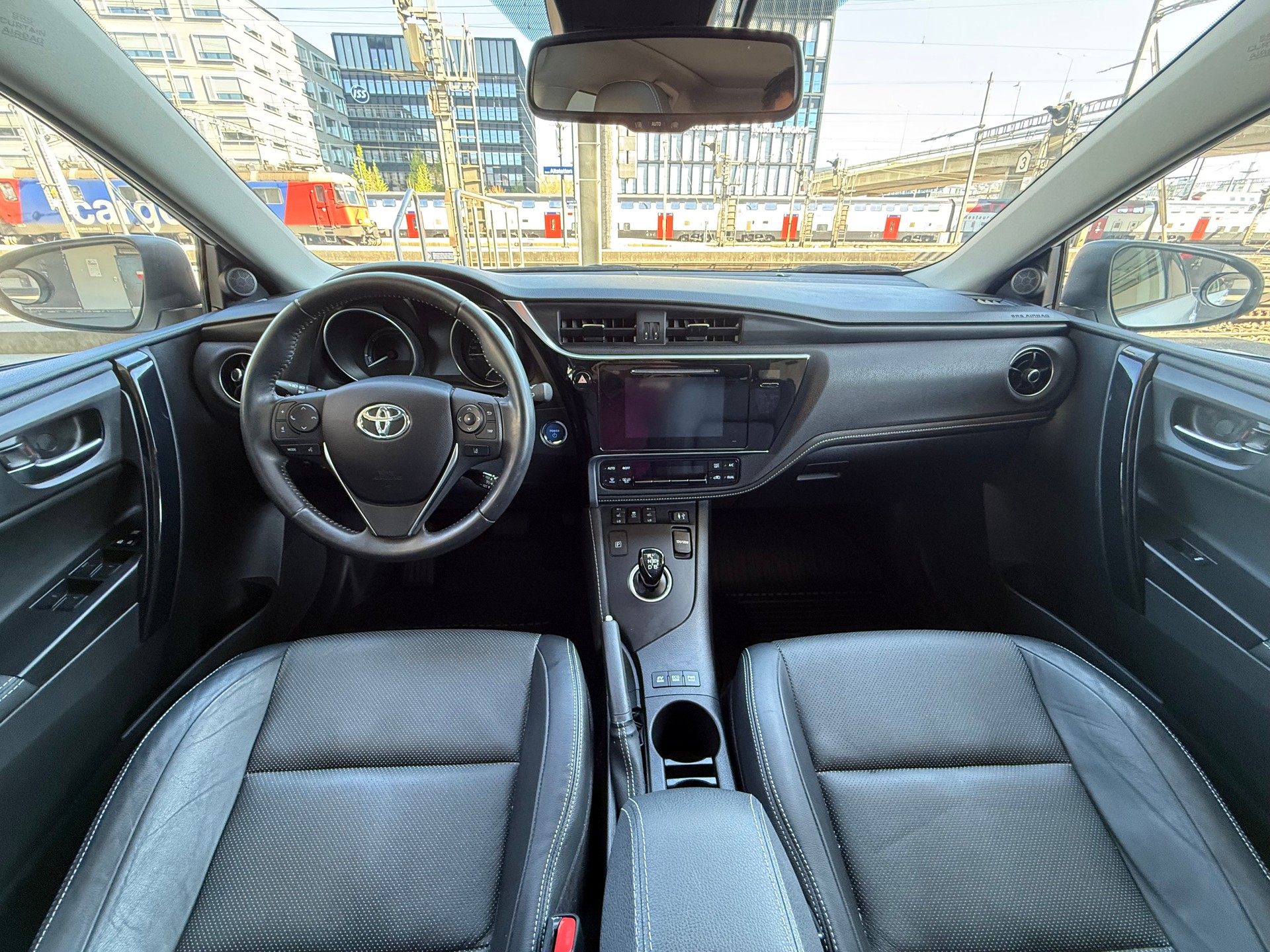TOYOTA Auris 1.8 HSD Premium e-CVT-image-9